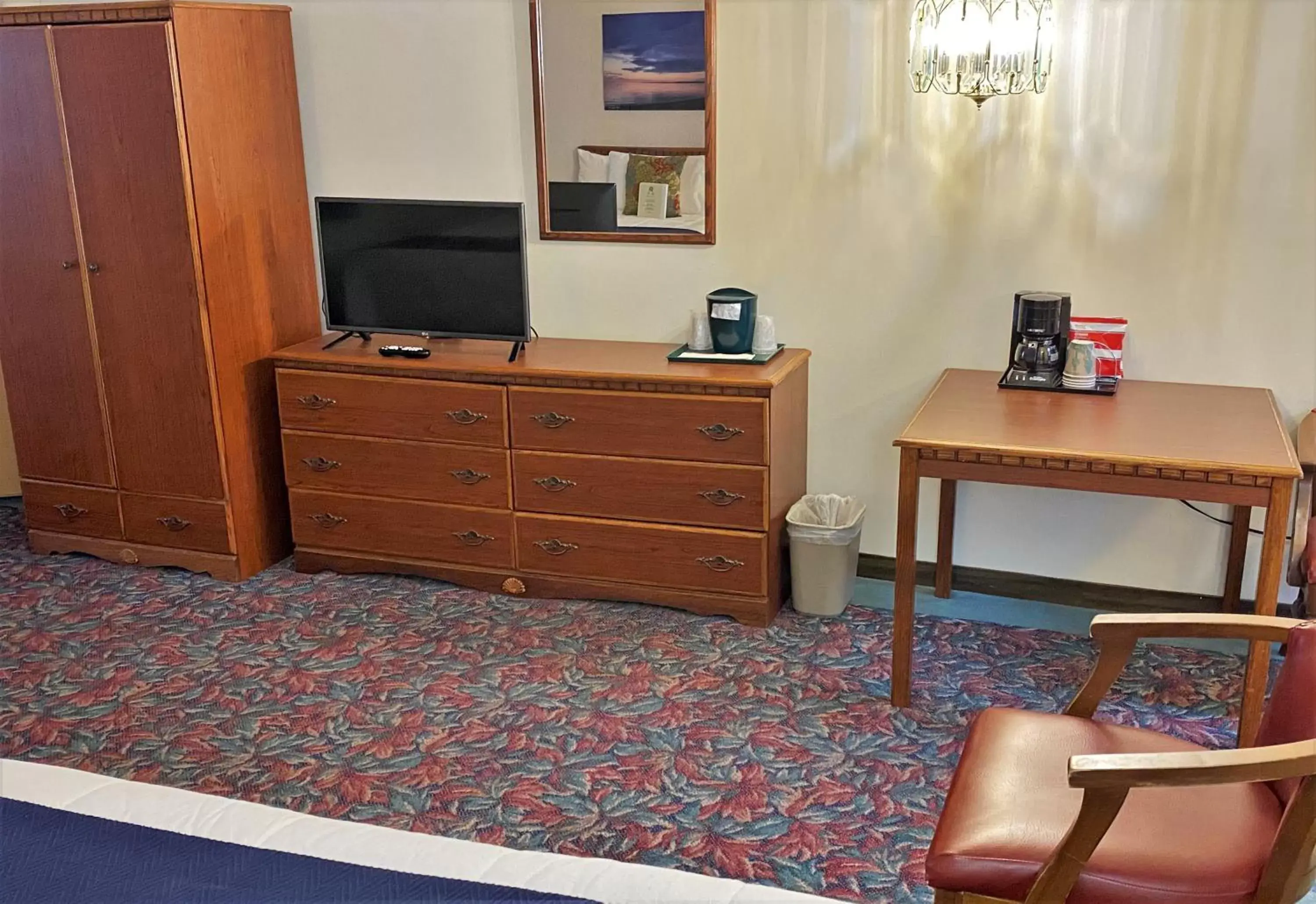 TV/Entertainment Center in Cedar Motor Inn