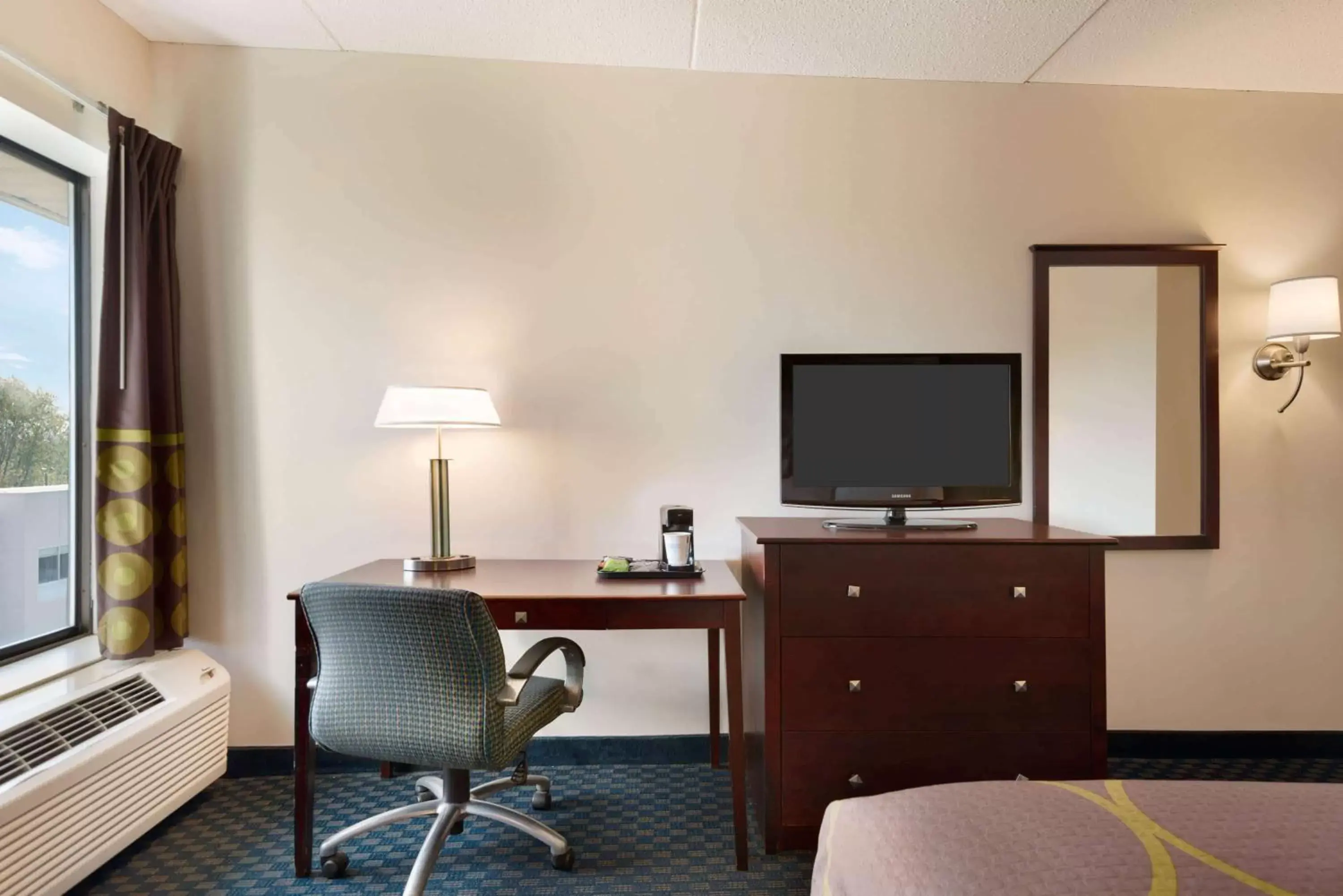 Photo of the whole room, TV/Entertainment Center in Super 8 by Wyndham Liverpool/Syracuse North Airport