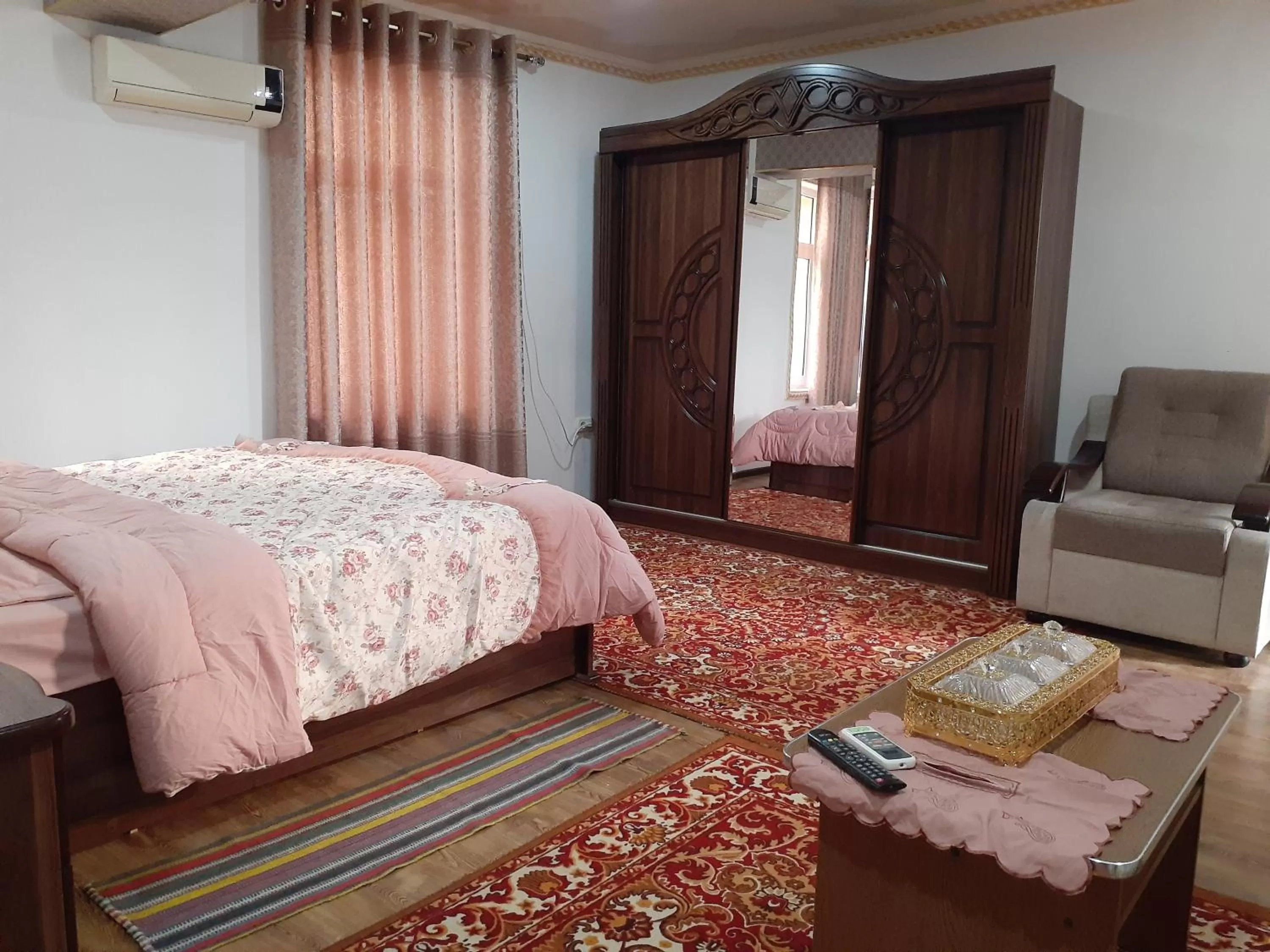 Communal lounge/ TV room, Bed in Samani Bukhara