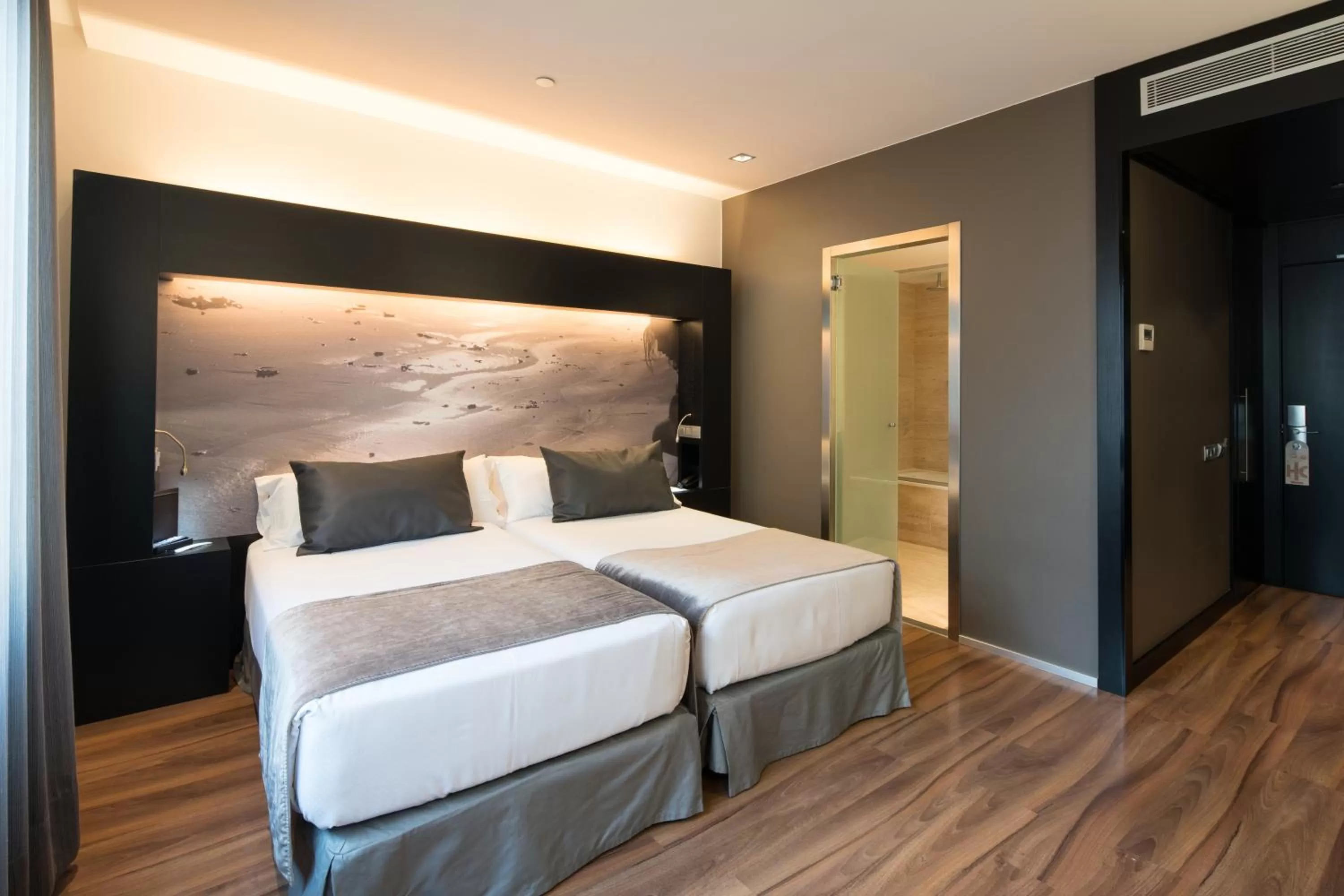 Superior Triple Room in Catalonia Catedral