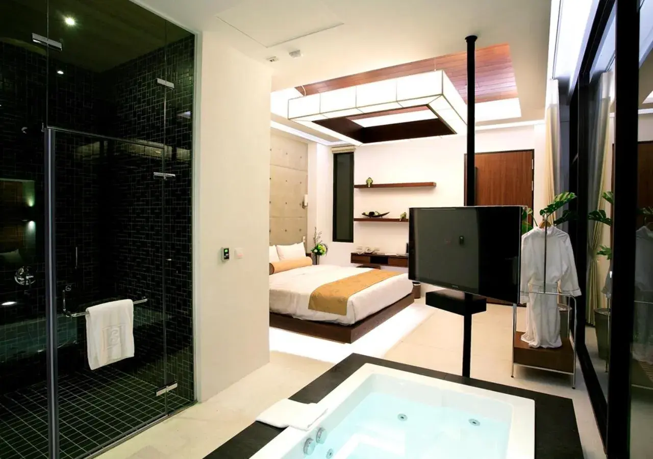 Bathroom, TV/Entertainment Center in H Villa Inn