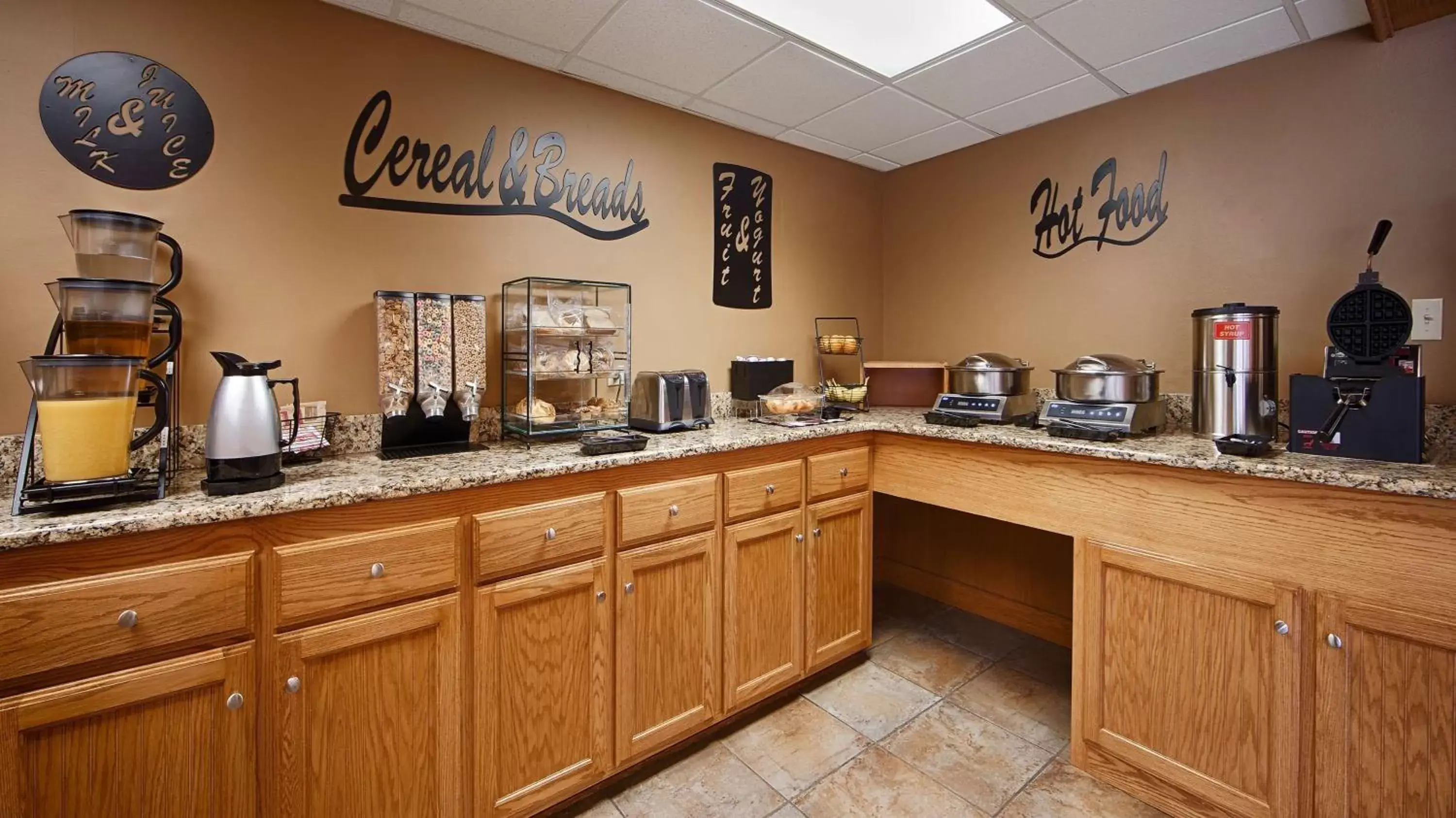 Restaurant/Places to Eat in SureStay Plus Hotel by Best Western Poteau