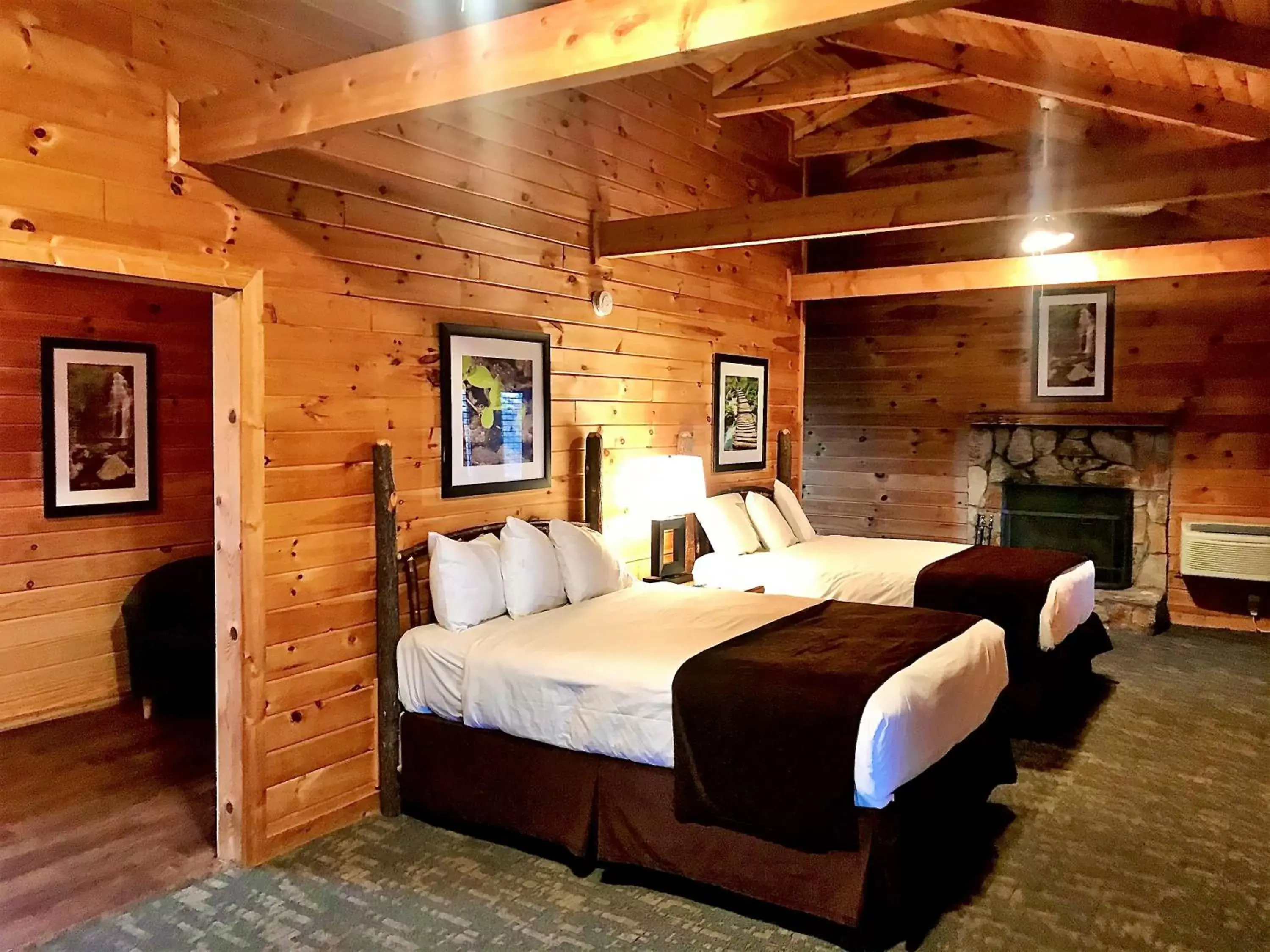 Photo of the whole room, Bed in Mountain Top Inn and Resort