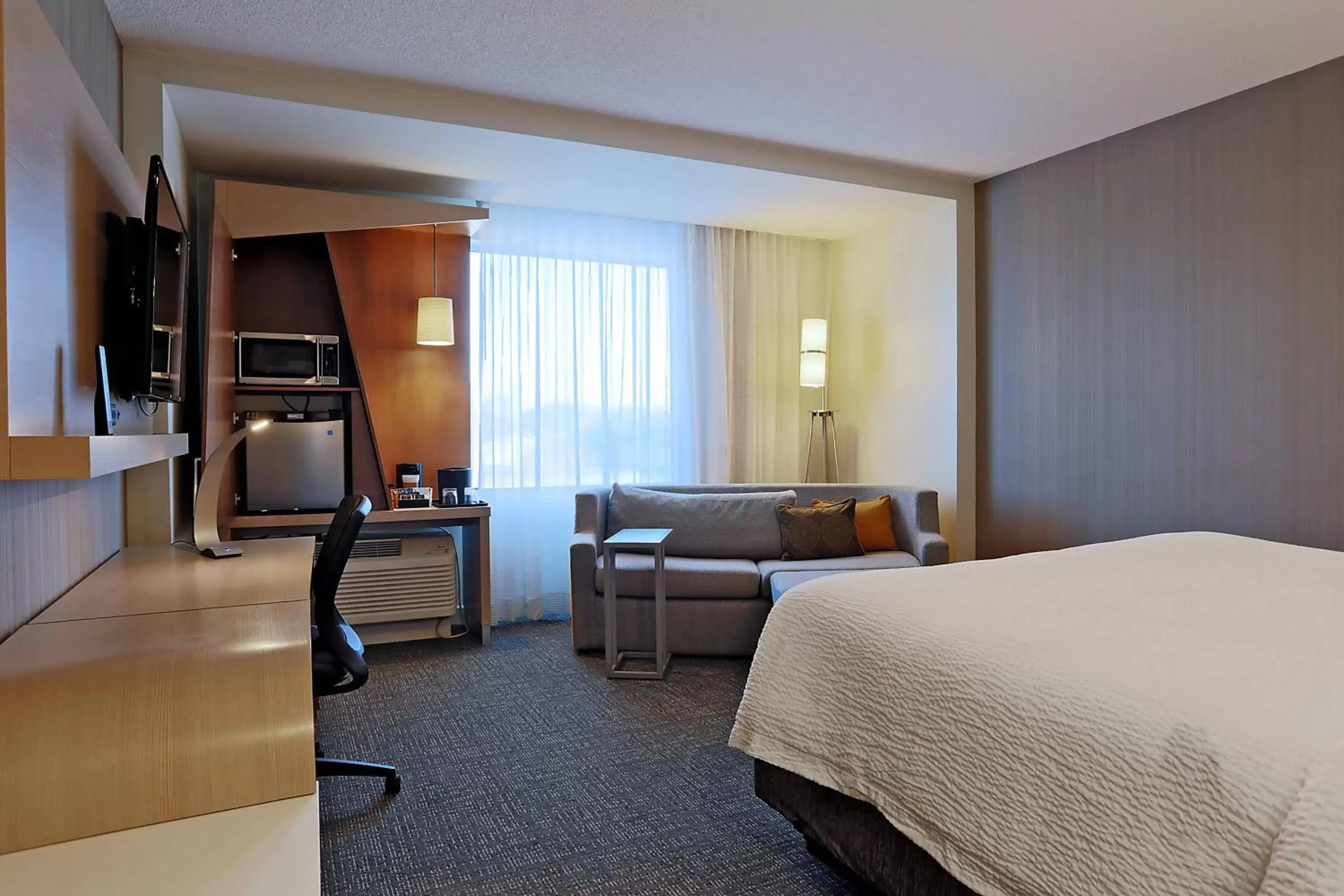 Photo of the whole room, TV/Entertainment Center in Courtyard by Marriott Montreal West Island/Baie D’Urfe