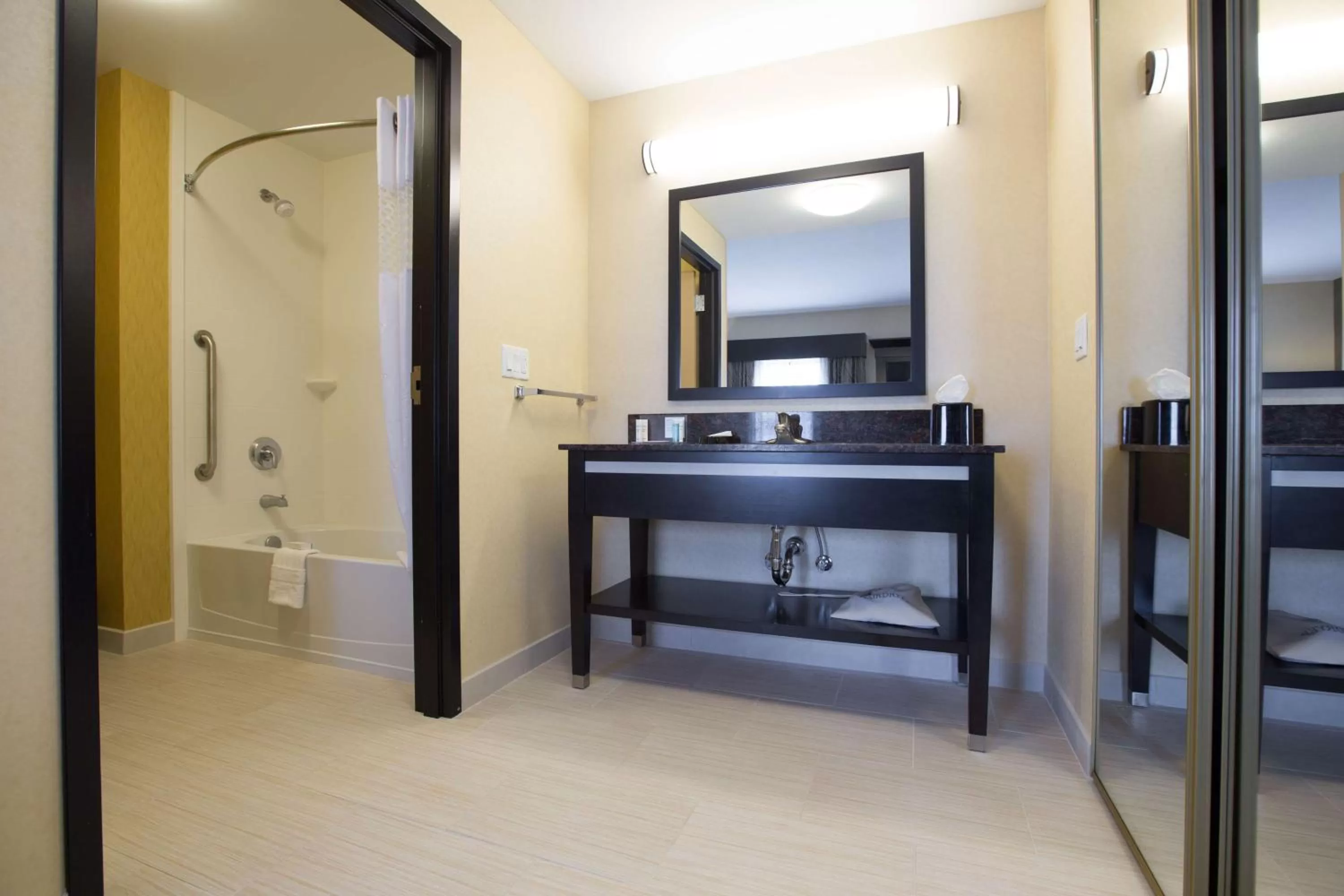 Bathroom, Bed in Hampton Inn & Suites Toledo/Westgate
