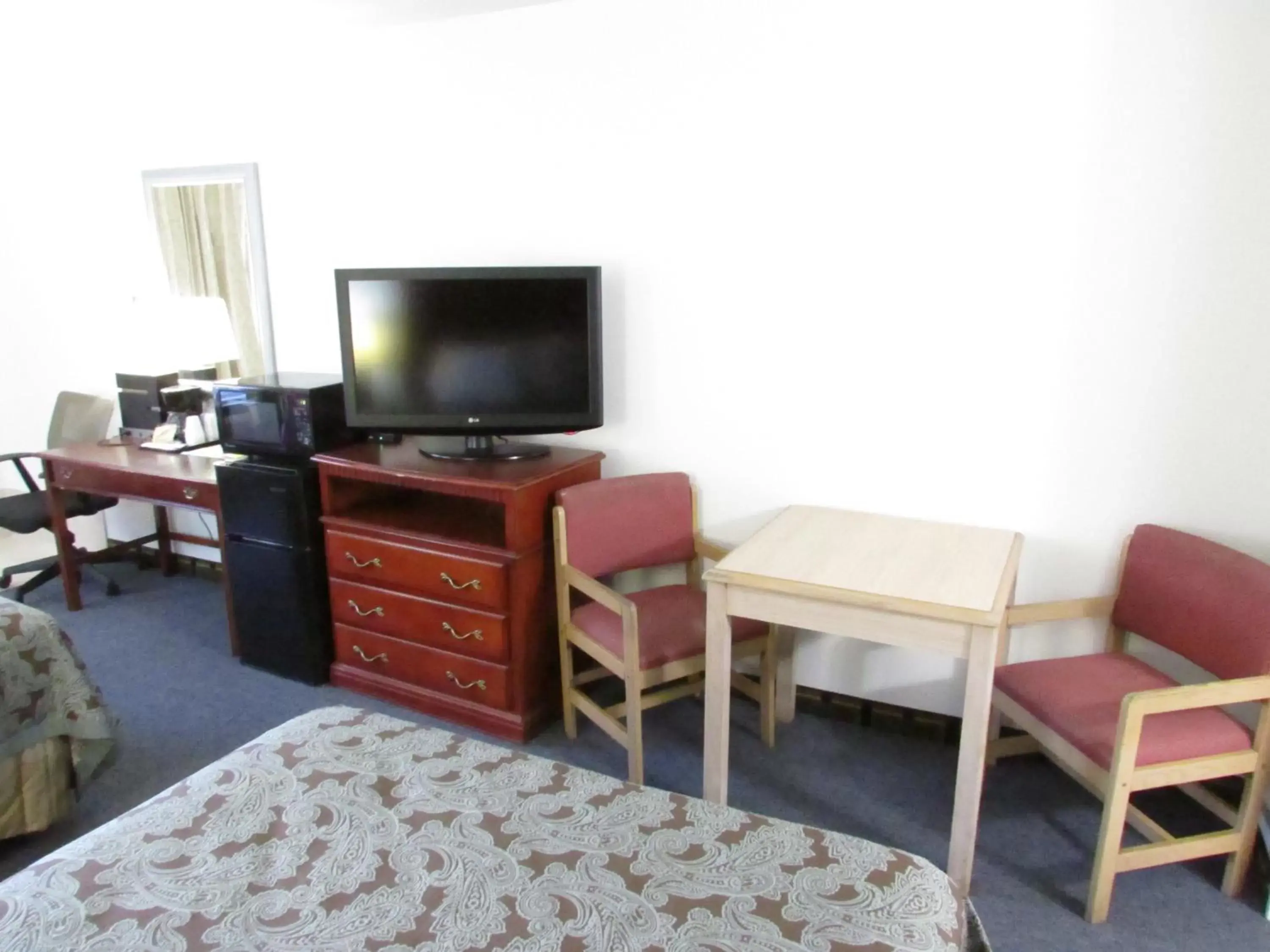 TV/Entertainment Center in Parsons Inn and Extended Stay