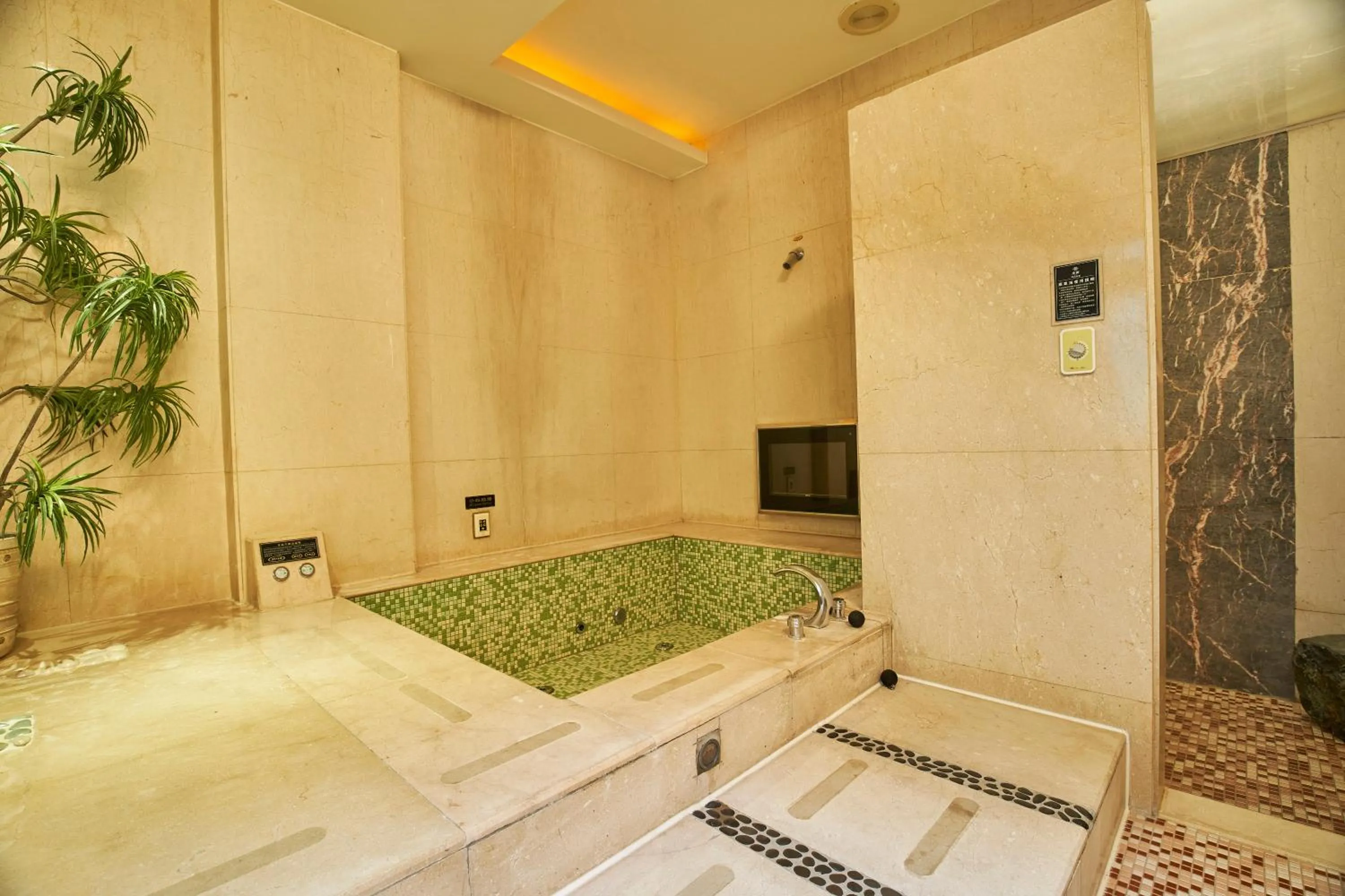 Bathroom, Bed in Dongfeng Motel