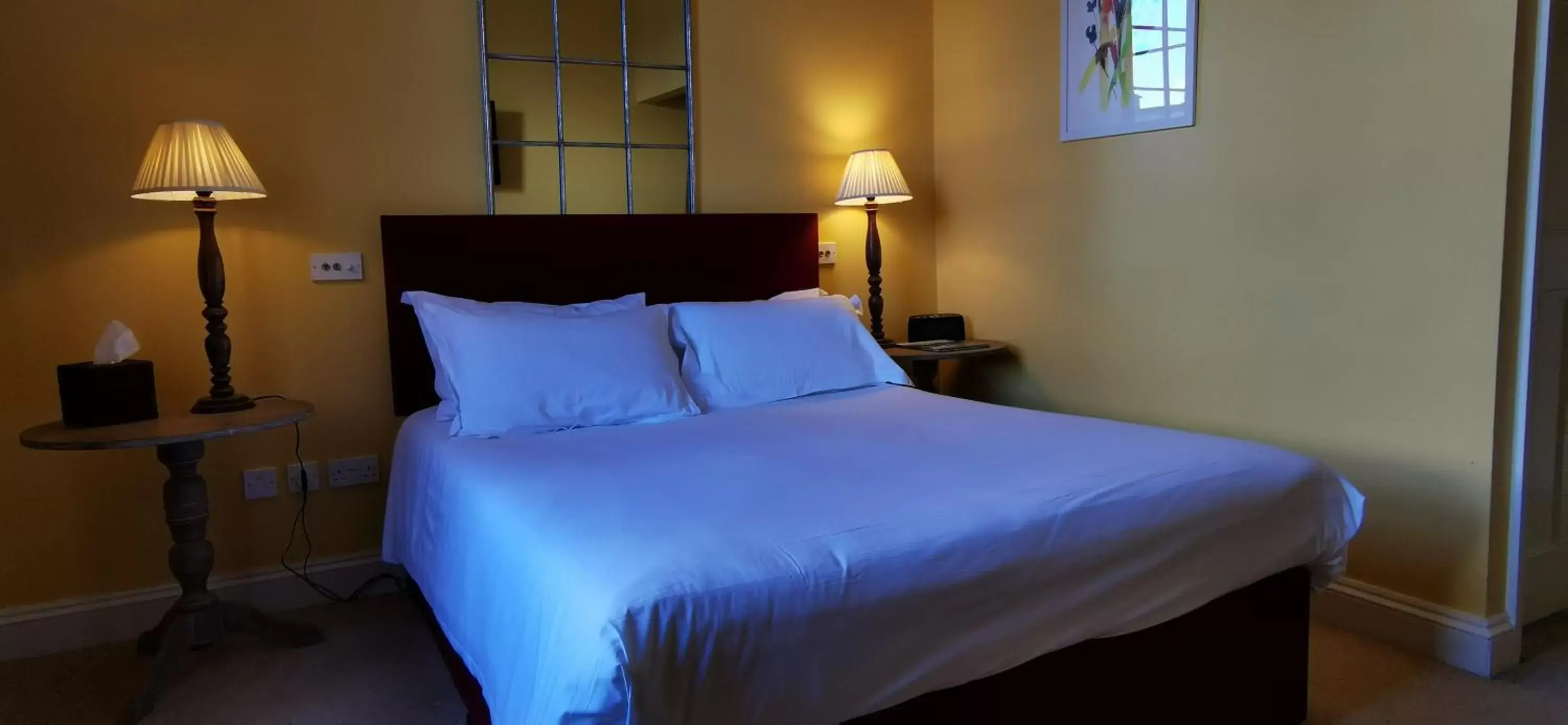 Bedroom, Bed in Buccleuch and Queensberry Arms Hotel