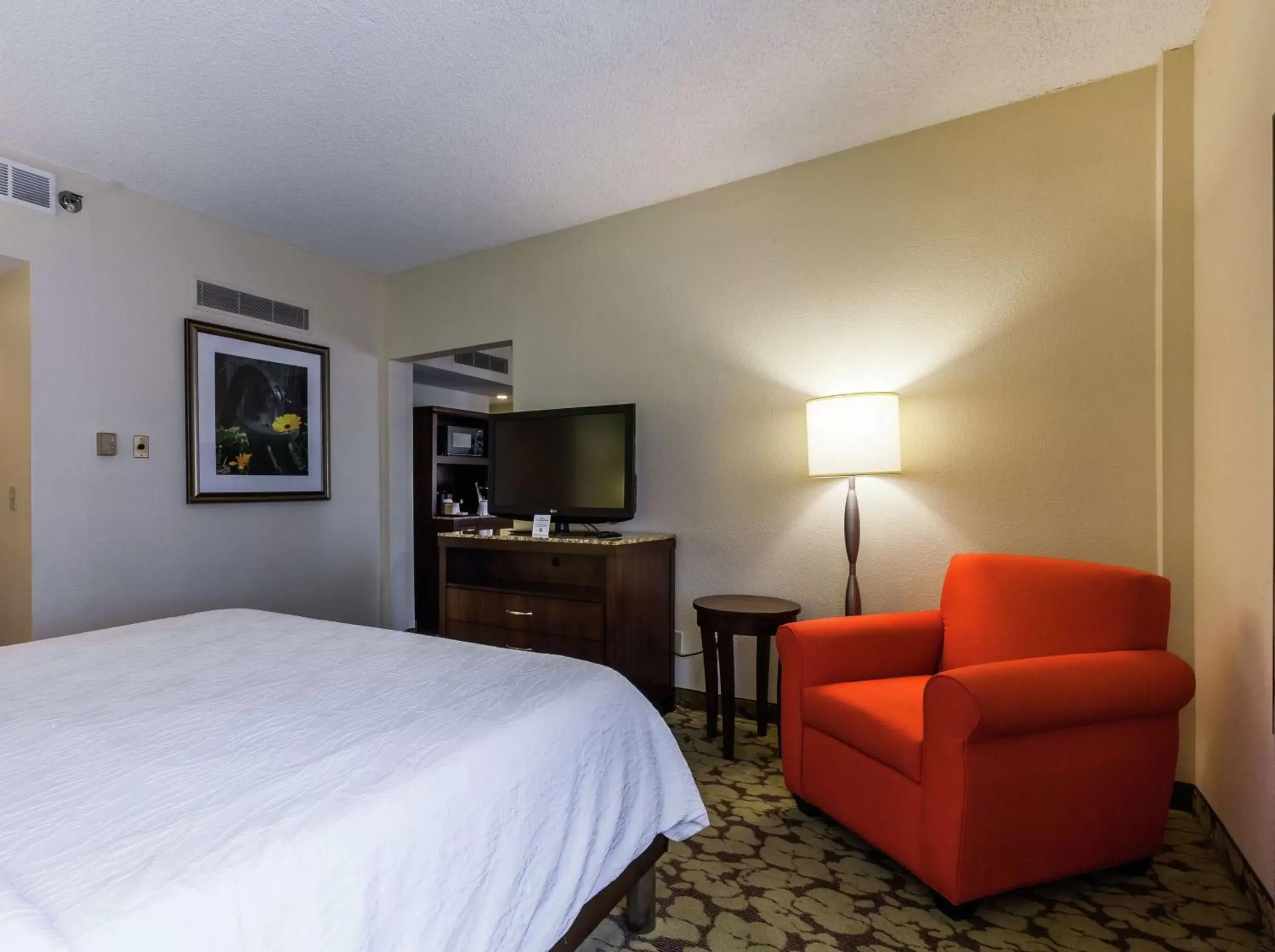 Bedroom, TV/Entertainment Center in Hilton Garden Inn Phoenix Midtown