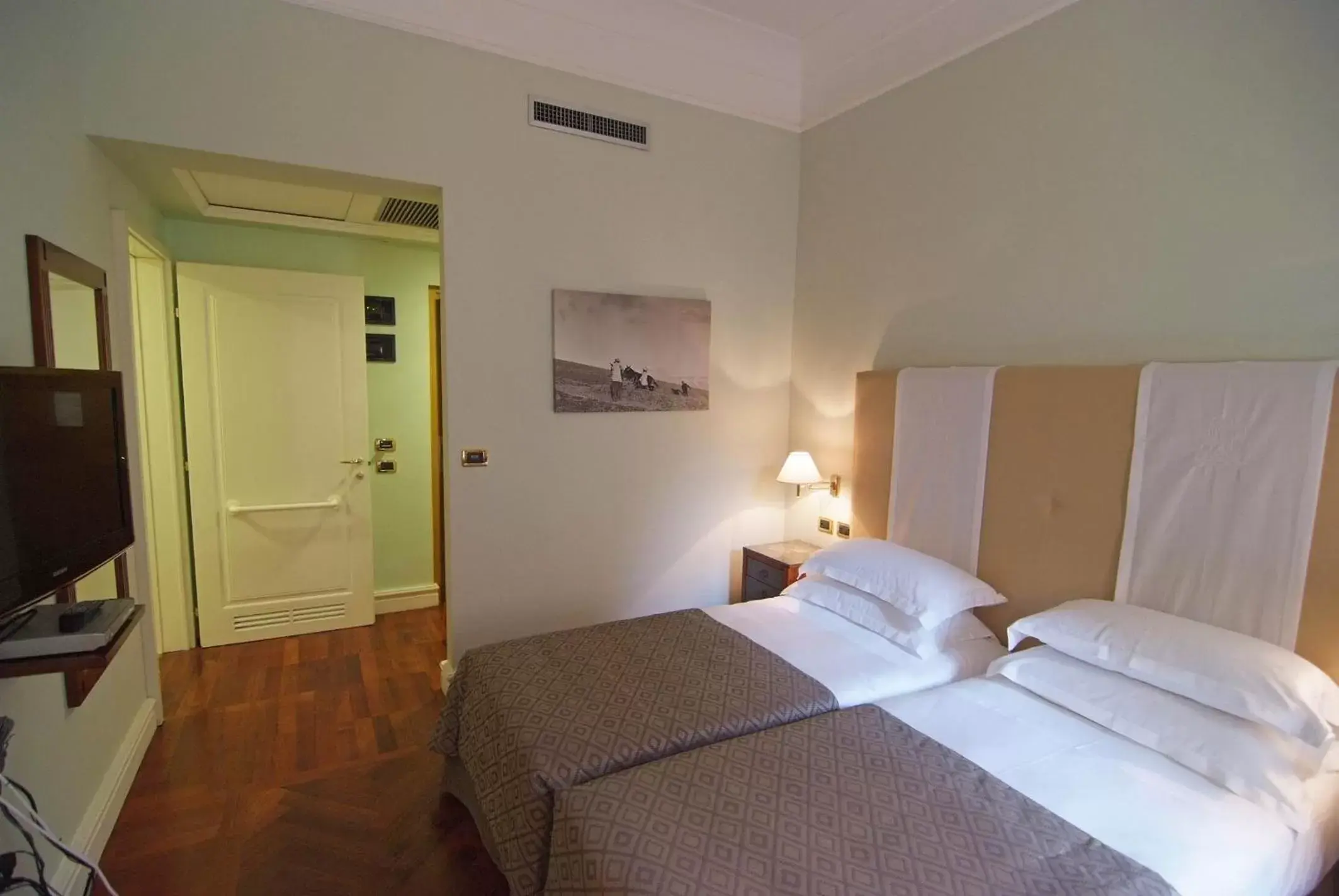 Photo of the whole room, Bed in Grand Hotel Piazza Borsa