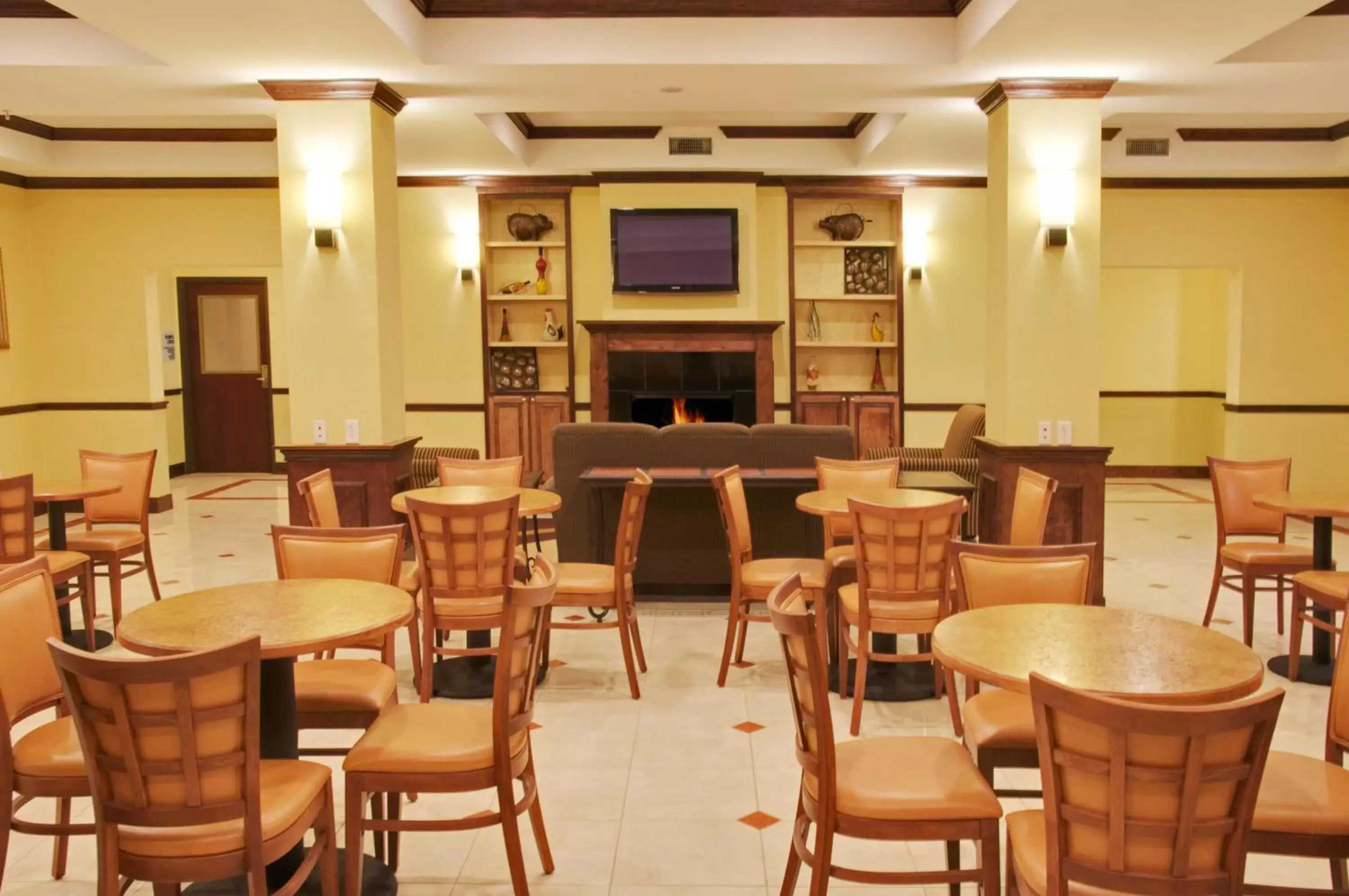 Breakfast, Lounge/Bar in Holiday Inn Express Hotel & Suites Winnie, an IHG Hotel