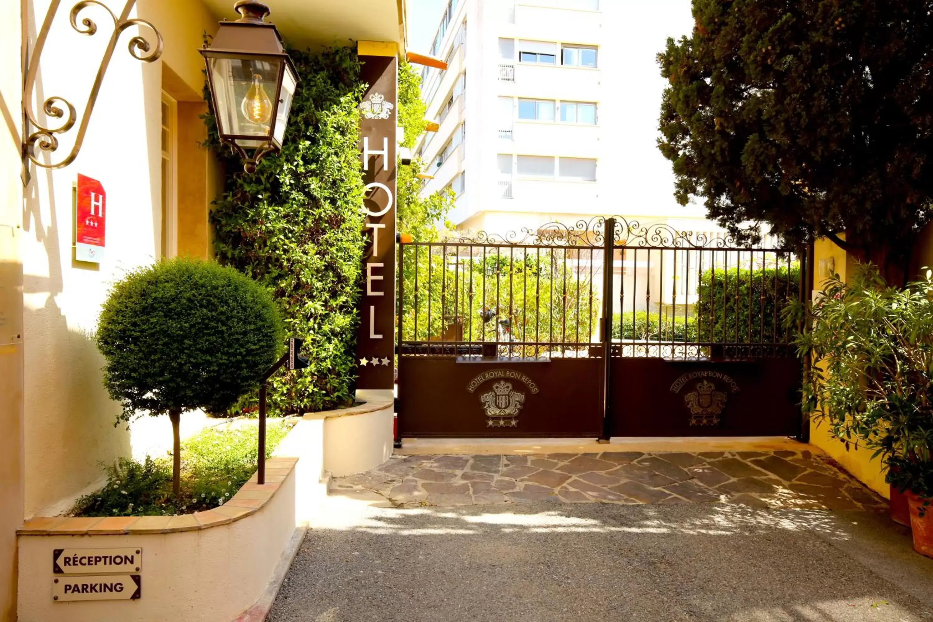 Facade/entrance, Property Building in Hotel Royal Bon Repos