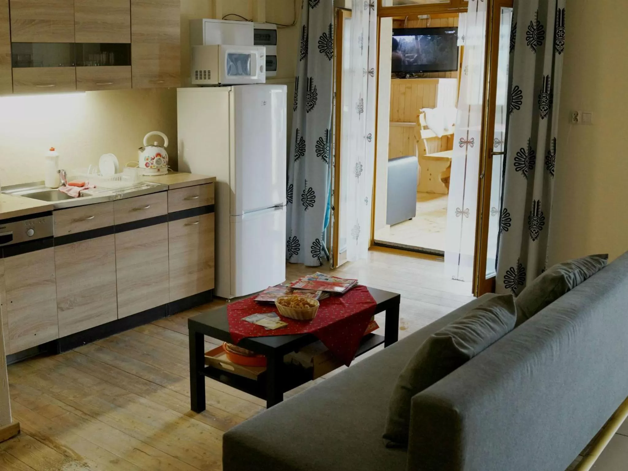 Communal lounge/ TV room in Pokoje Zamoyskiego - WATRA