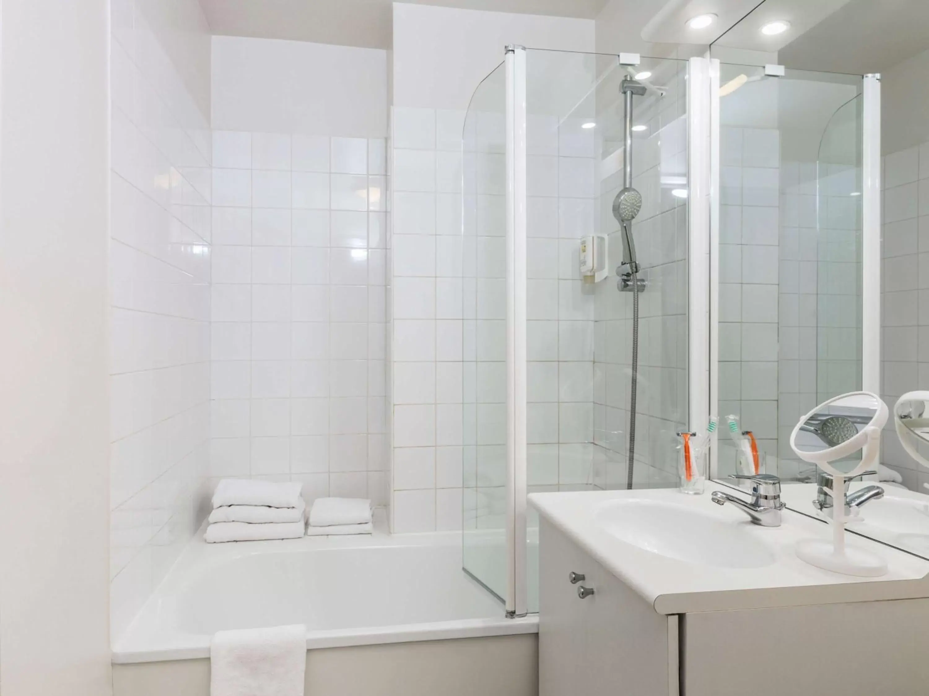 Photo of the whole room, Bathroom in Aparthotel Adagio Access Paris Clamart