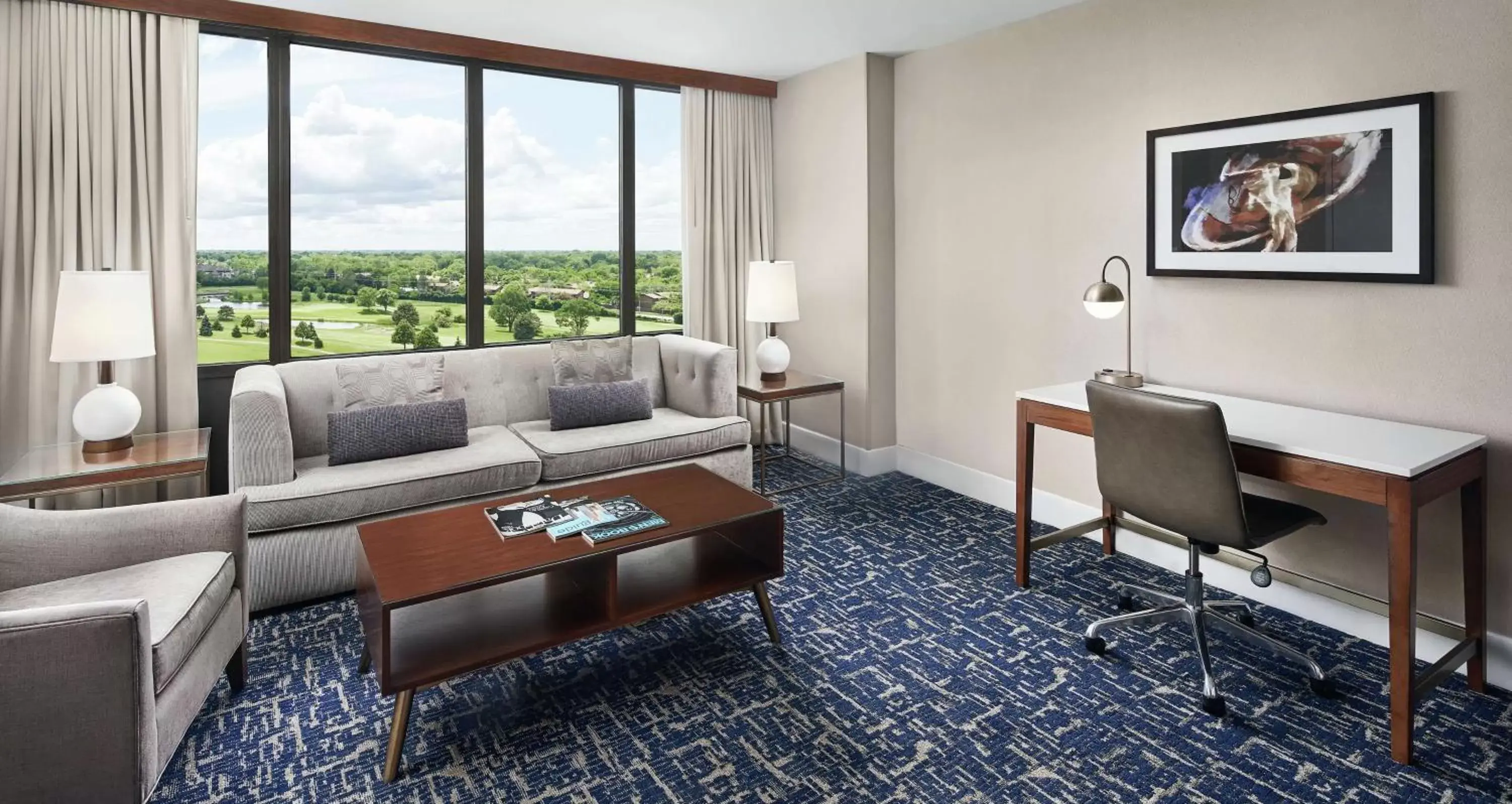 Living room, Seating Area in Hilton Chicago Oak Brook Hills Resort & Conference Center