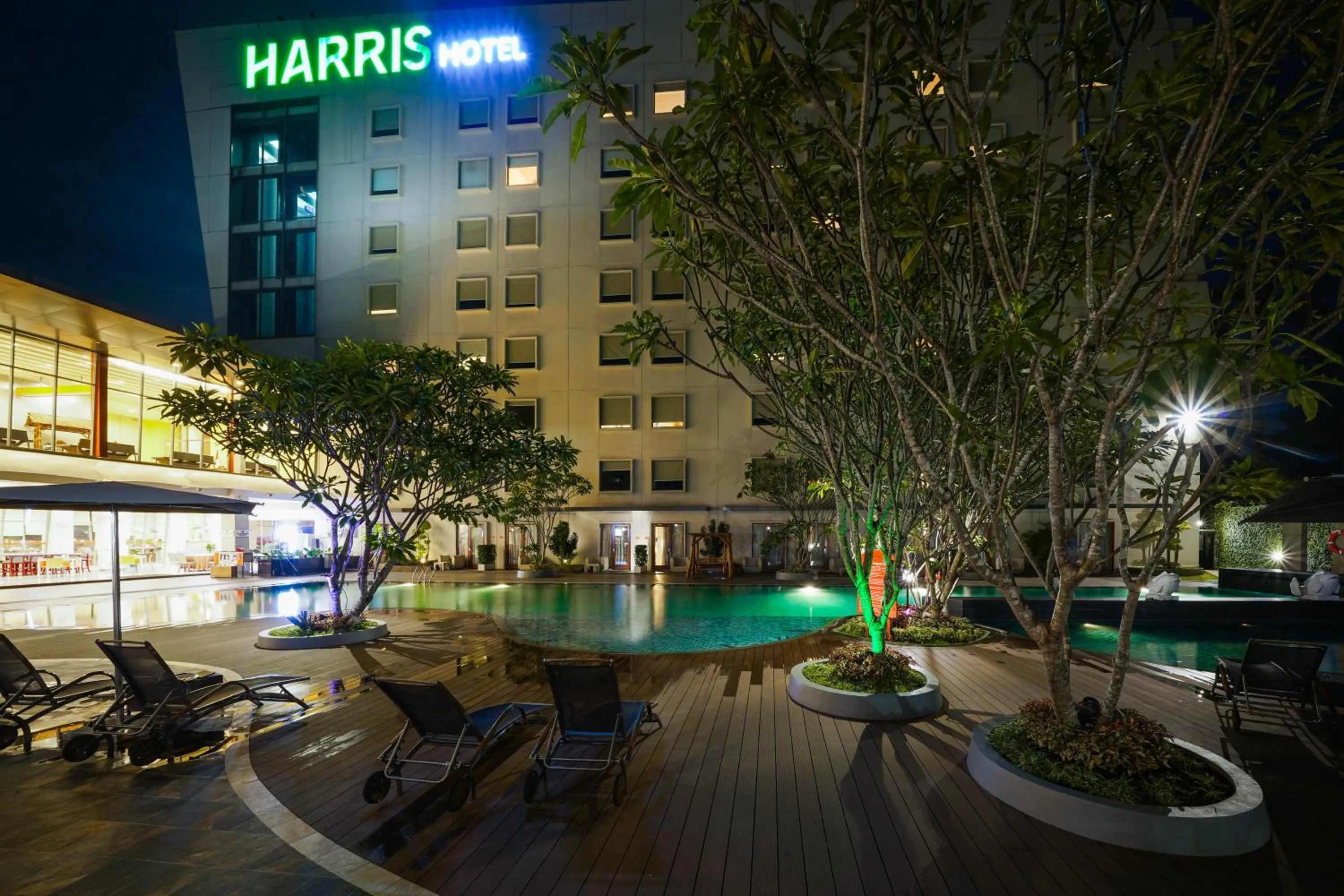 Swimming pool in HARRIS Hotel Sentul City Bogor