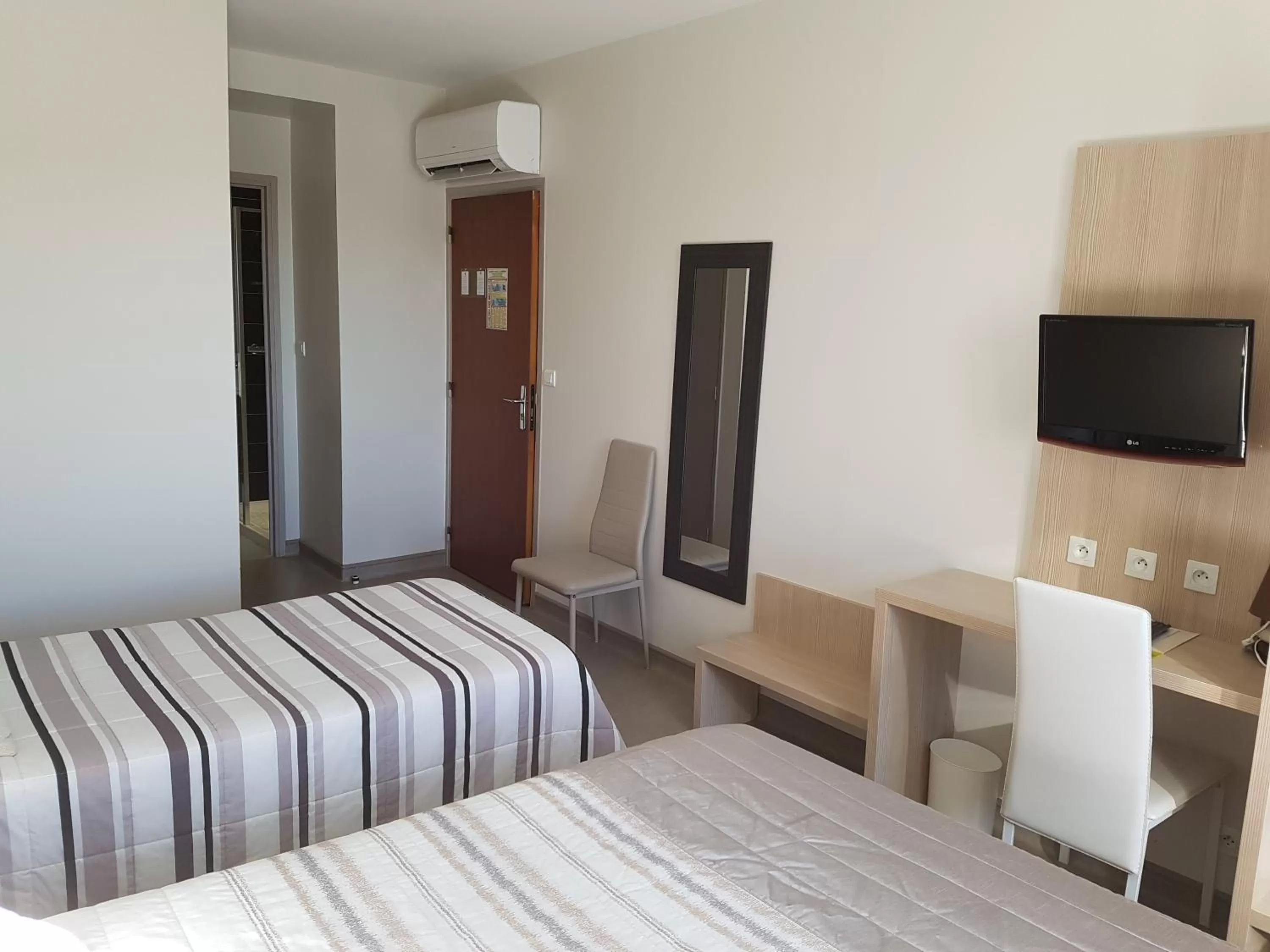 Photo of the whole room, Bed in Logis Hôtel Restaurant du Midi - Rodez Centre