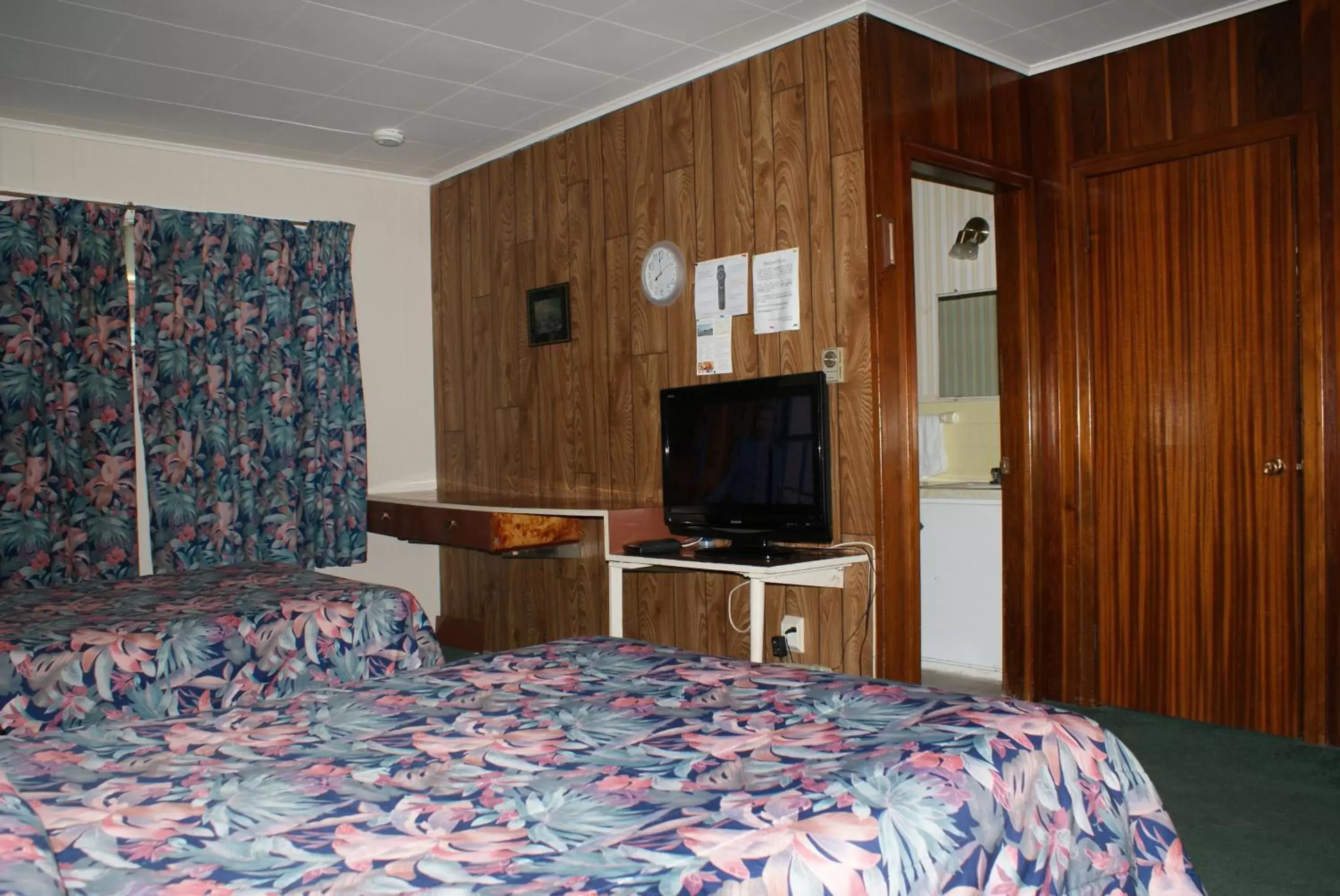 Photo of the whole room, Bed in Regent Motel