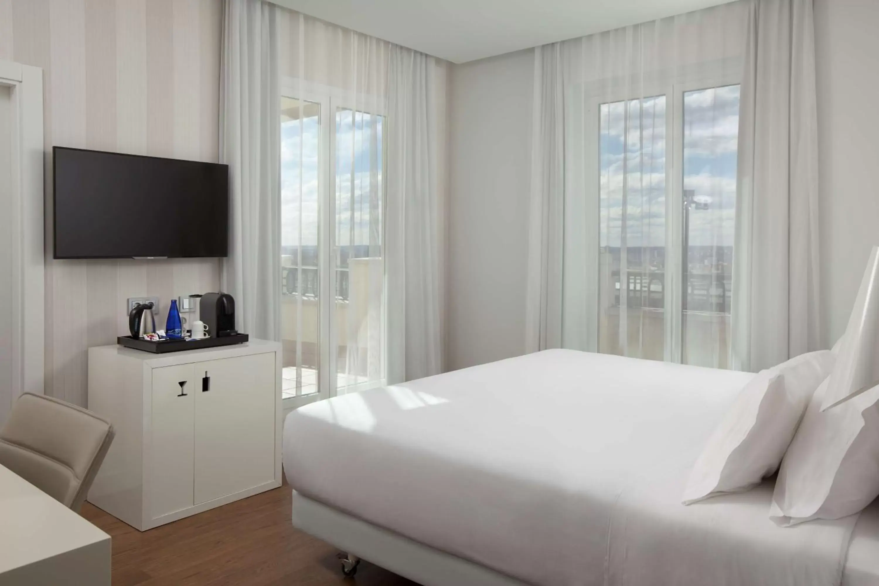 Photo of the whole room, Bed in NH Madrid Atocha