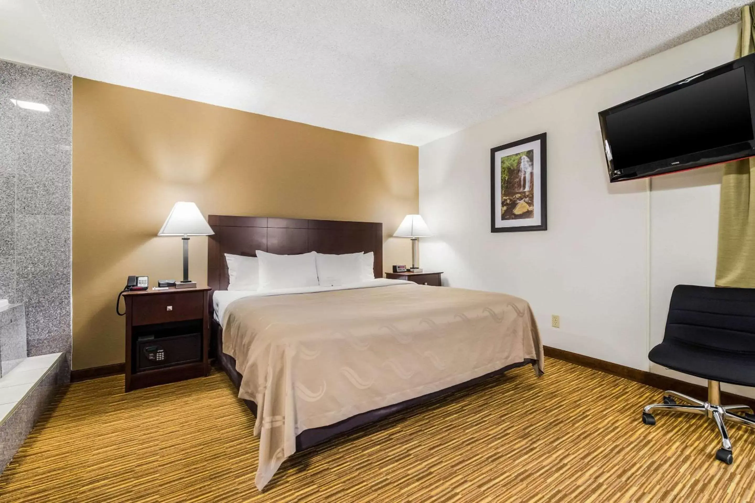 Photo of the whole room, Bed in Quality Inn & Suites Lacey I-5