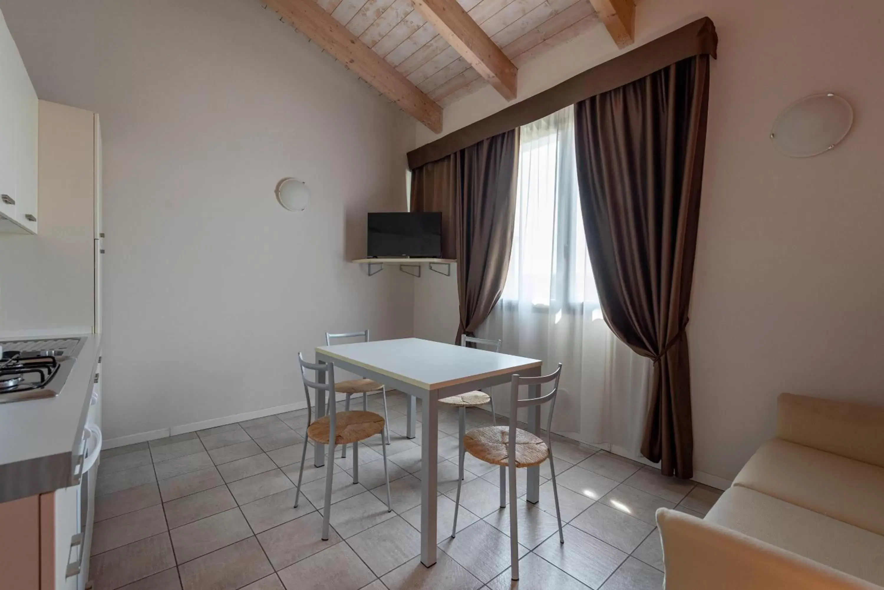 Kitchen or kitchenette, Dining Area in Hotel Maranello Village