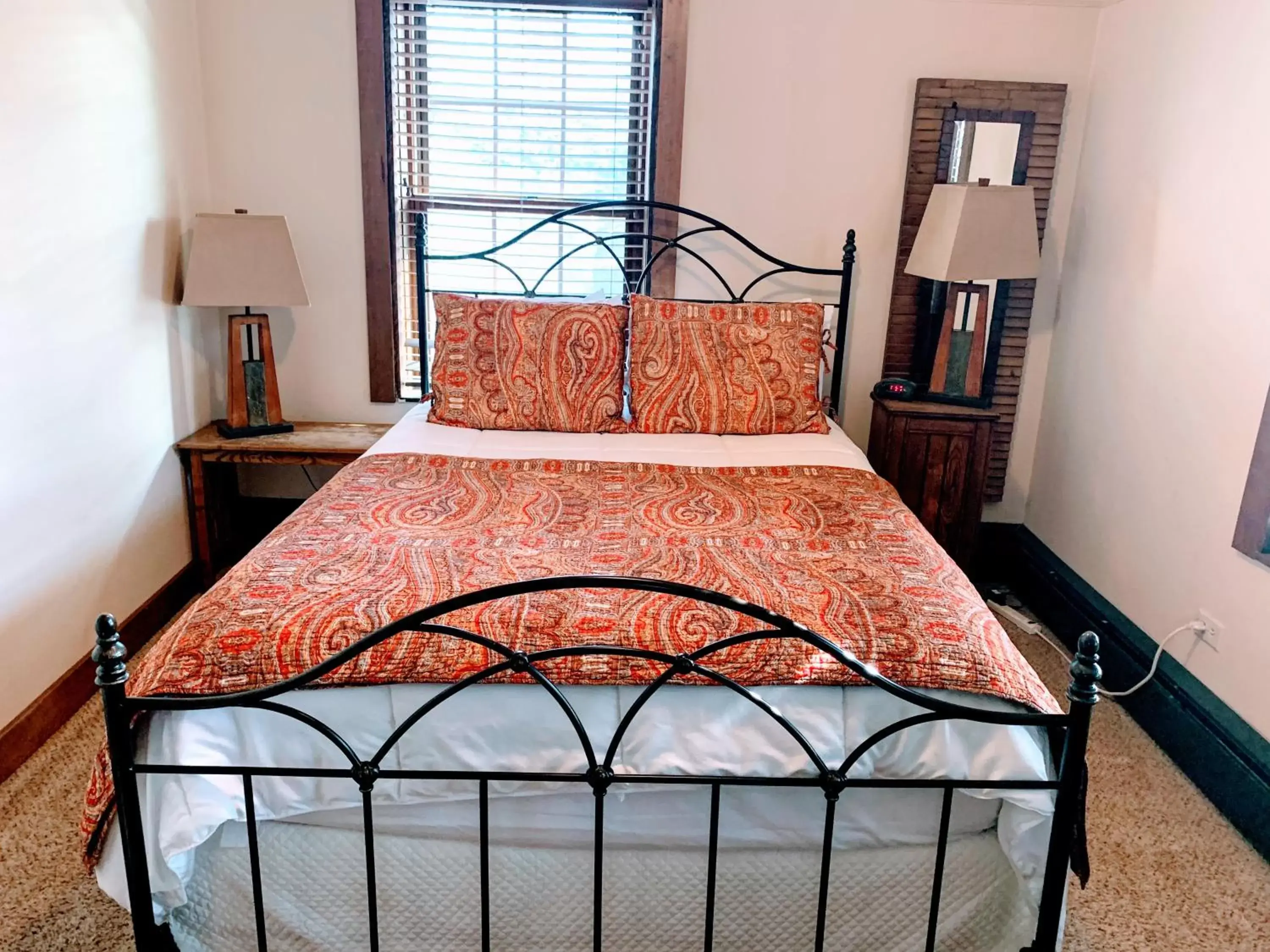 Bed in Iowa House Historic Inn
