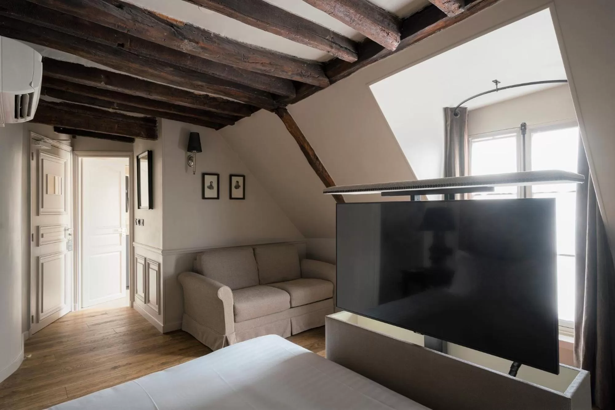 TV and multimedia in Hotel Saint-Louis en L'Isle - Notre-Dame