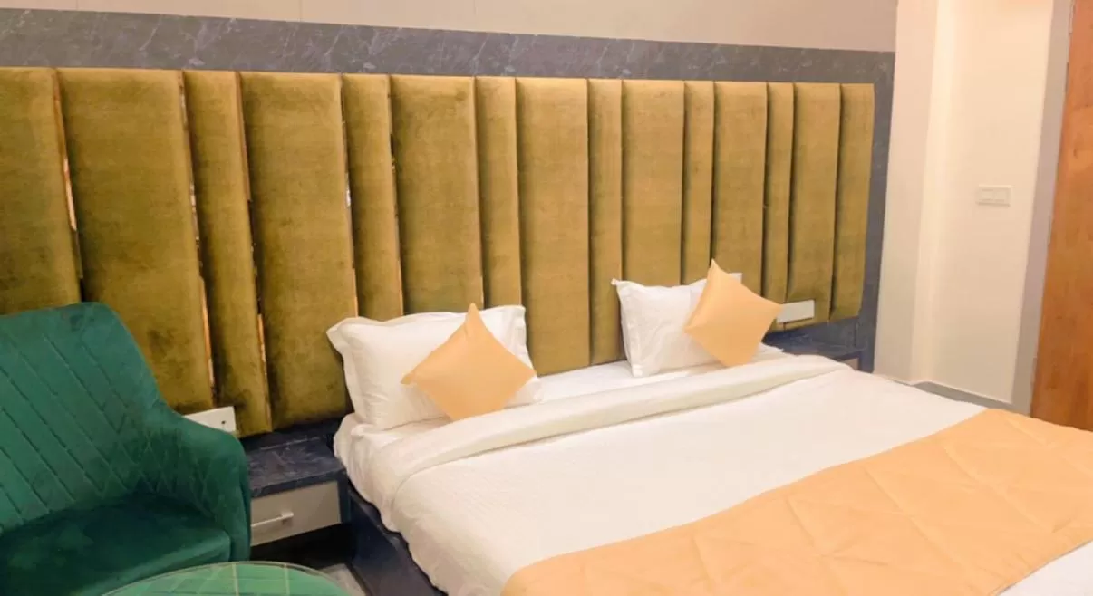 Photo of the whole room, Bed in City View With Garden -5 Mins Walk From GOLDEN TEMPLE