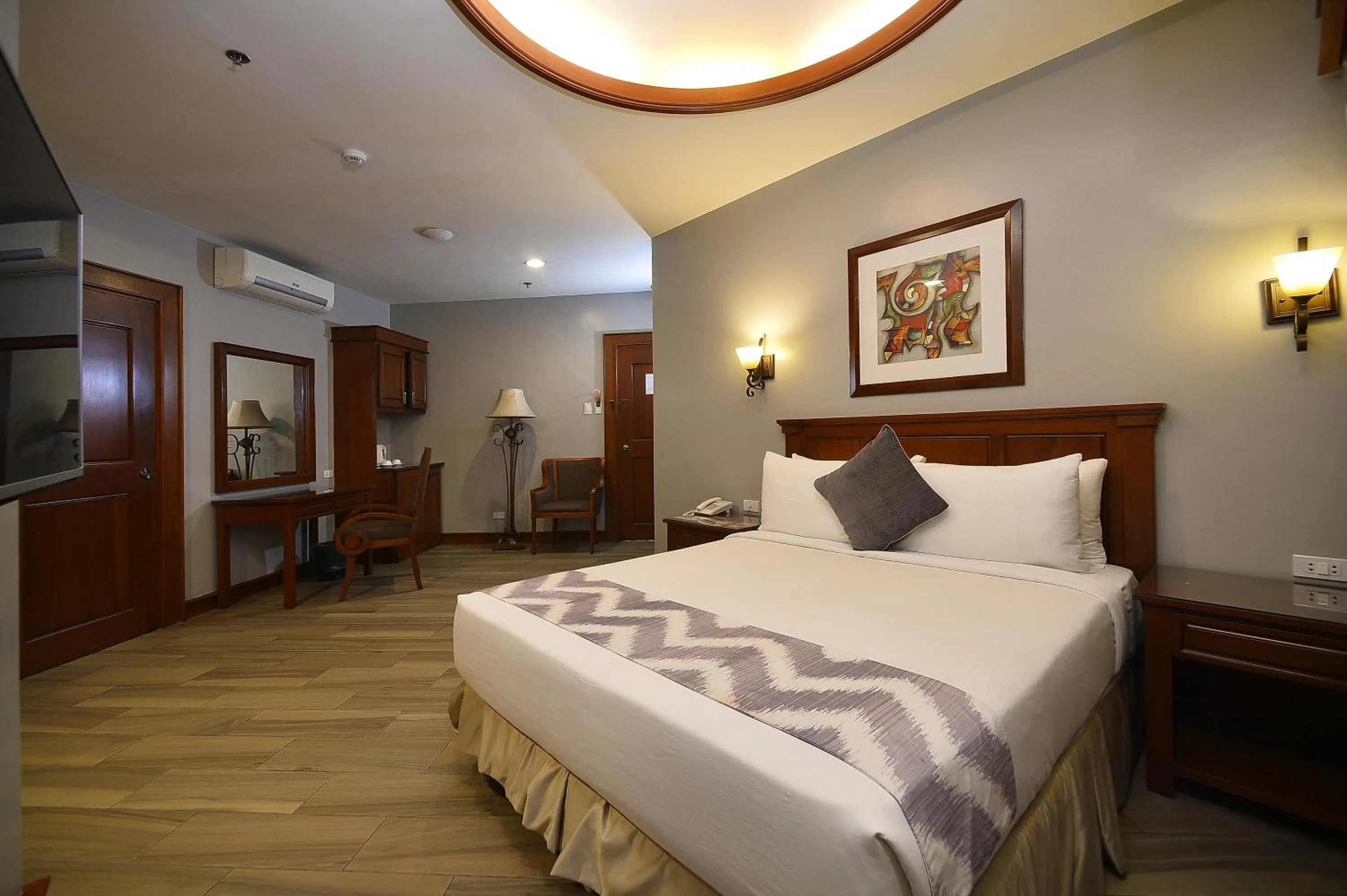 Photo of the whole room, Bed in Paragon Hotel and Suites