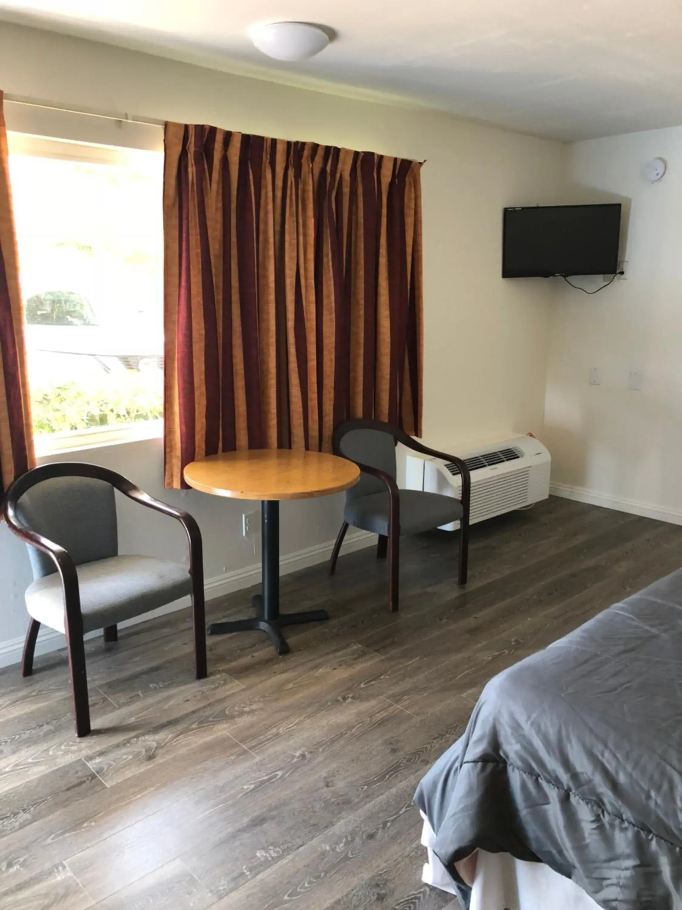 Bed in King Lodge Motel Bed in King Lodge Motel