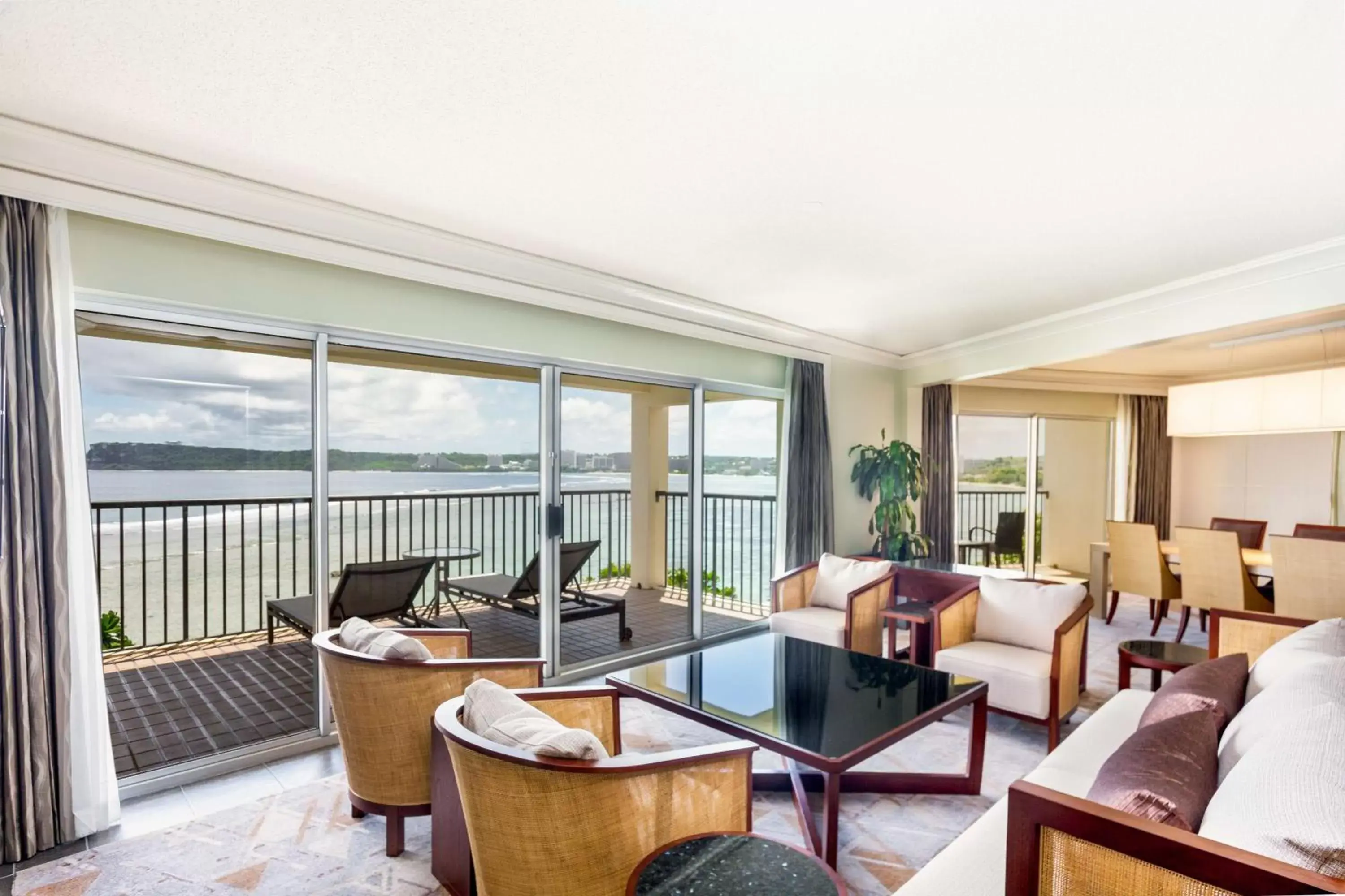 Living room in Hilton Guam Resort & Spa