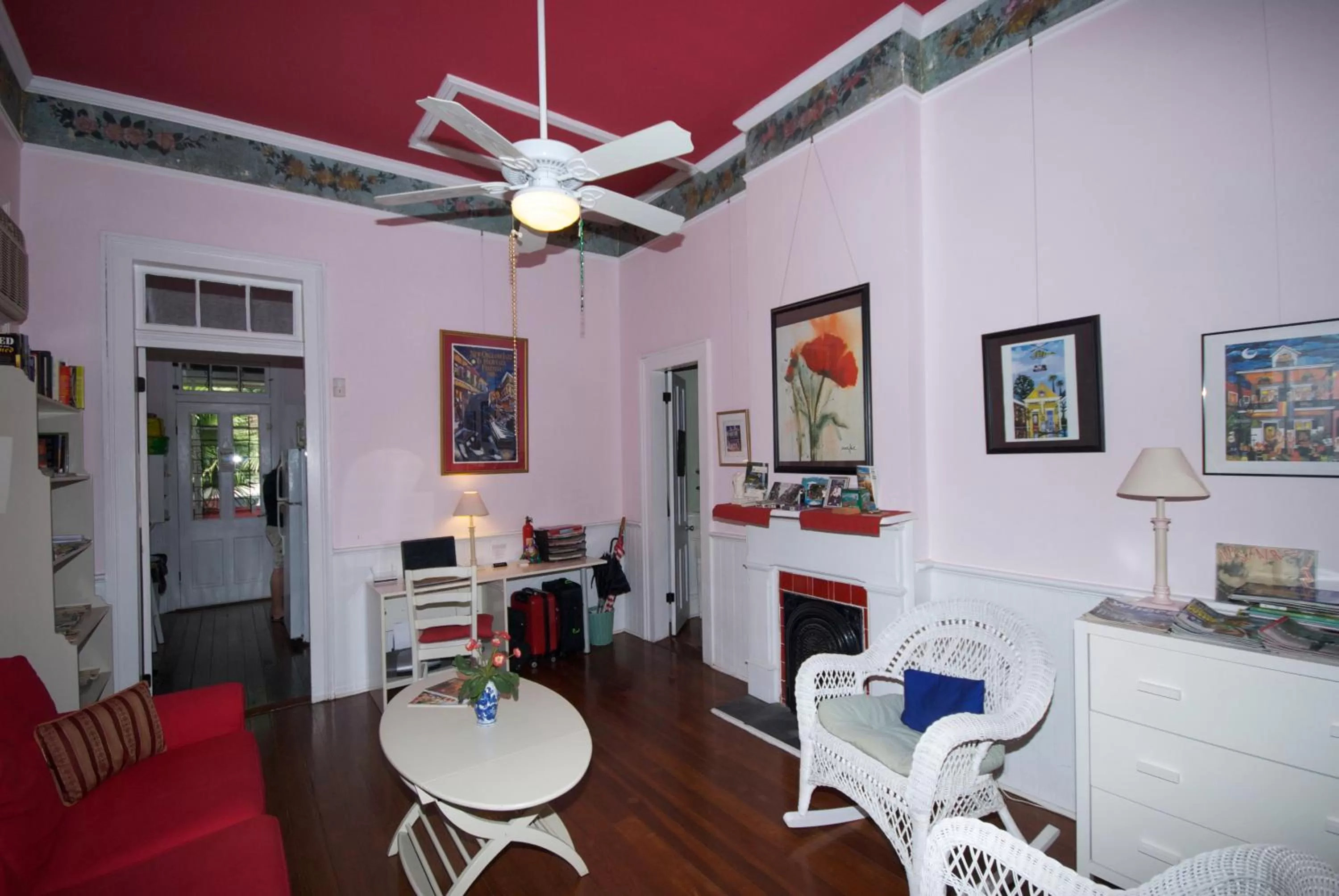 Communal lounge/ TV room in The Burgundy Bed and Breakfast