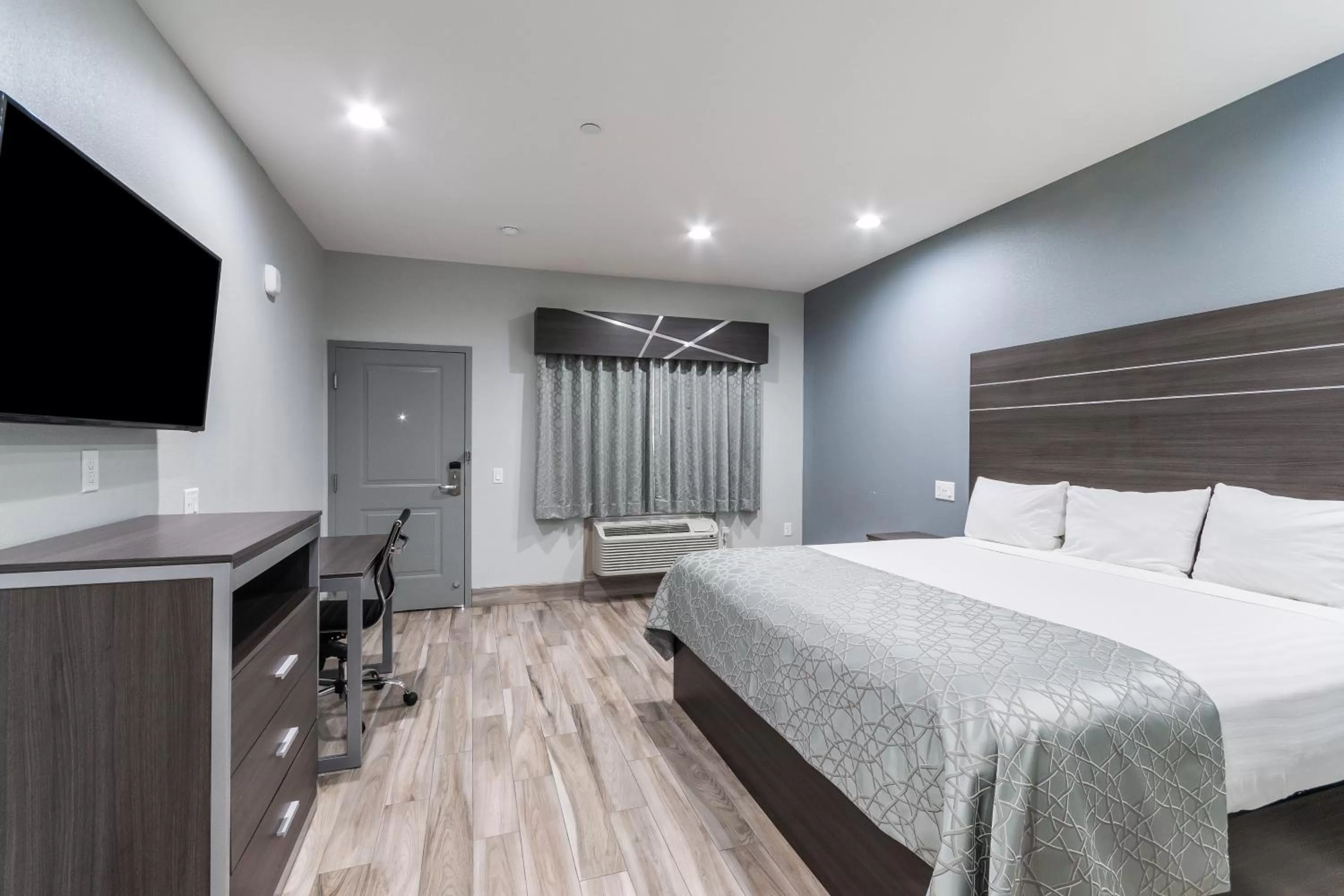 Photo of the whole room, Bed in Americas Best Value Inn & Suites Northeast Houston Downtown I-610