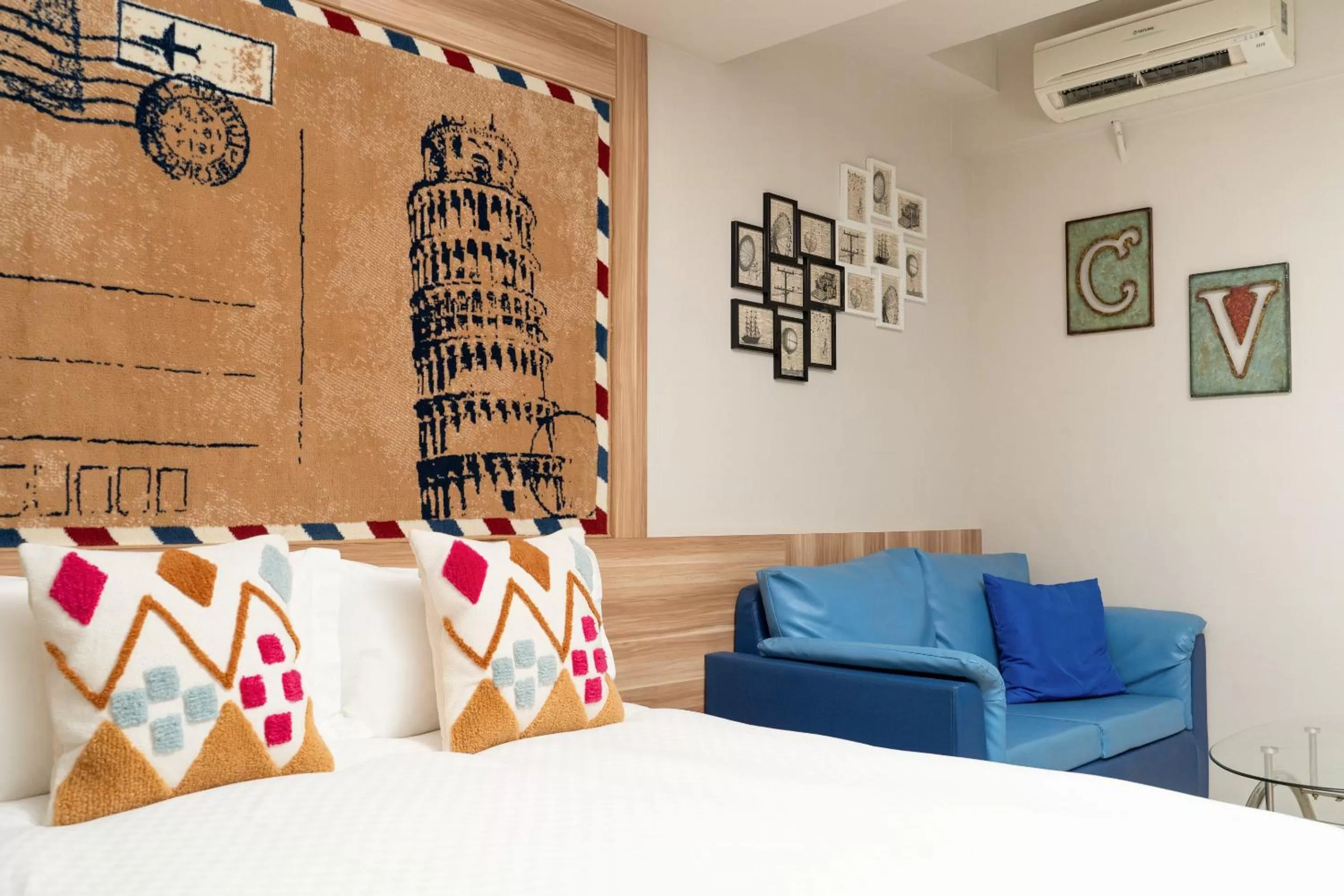 Photo of the whole room, Bed in LJ Hotel