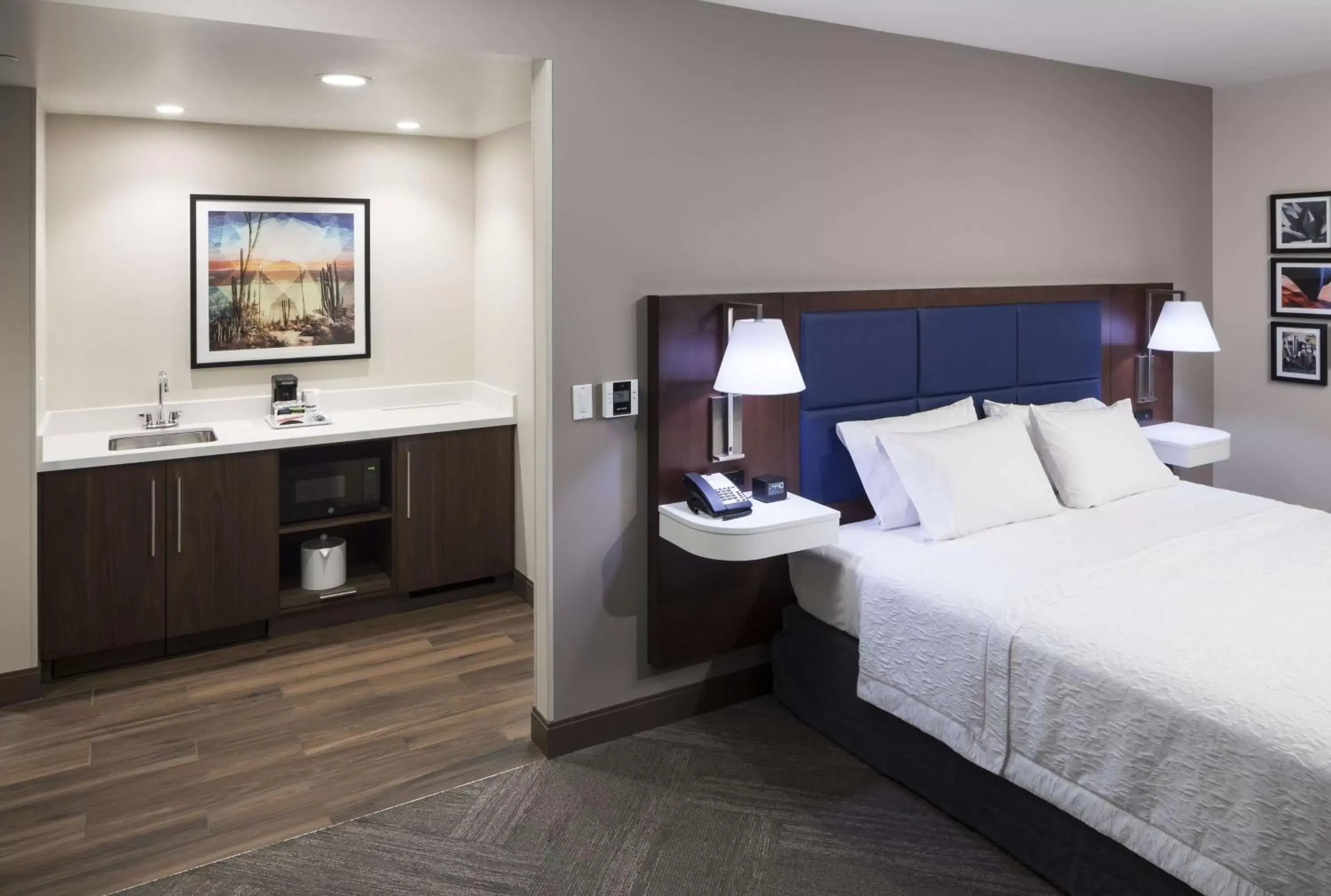 Bed in Hampton Inn & Suites Phoenix Downtown