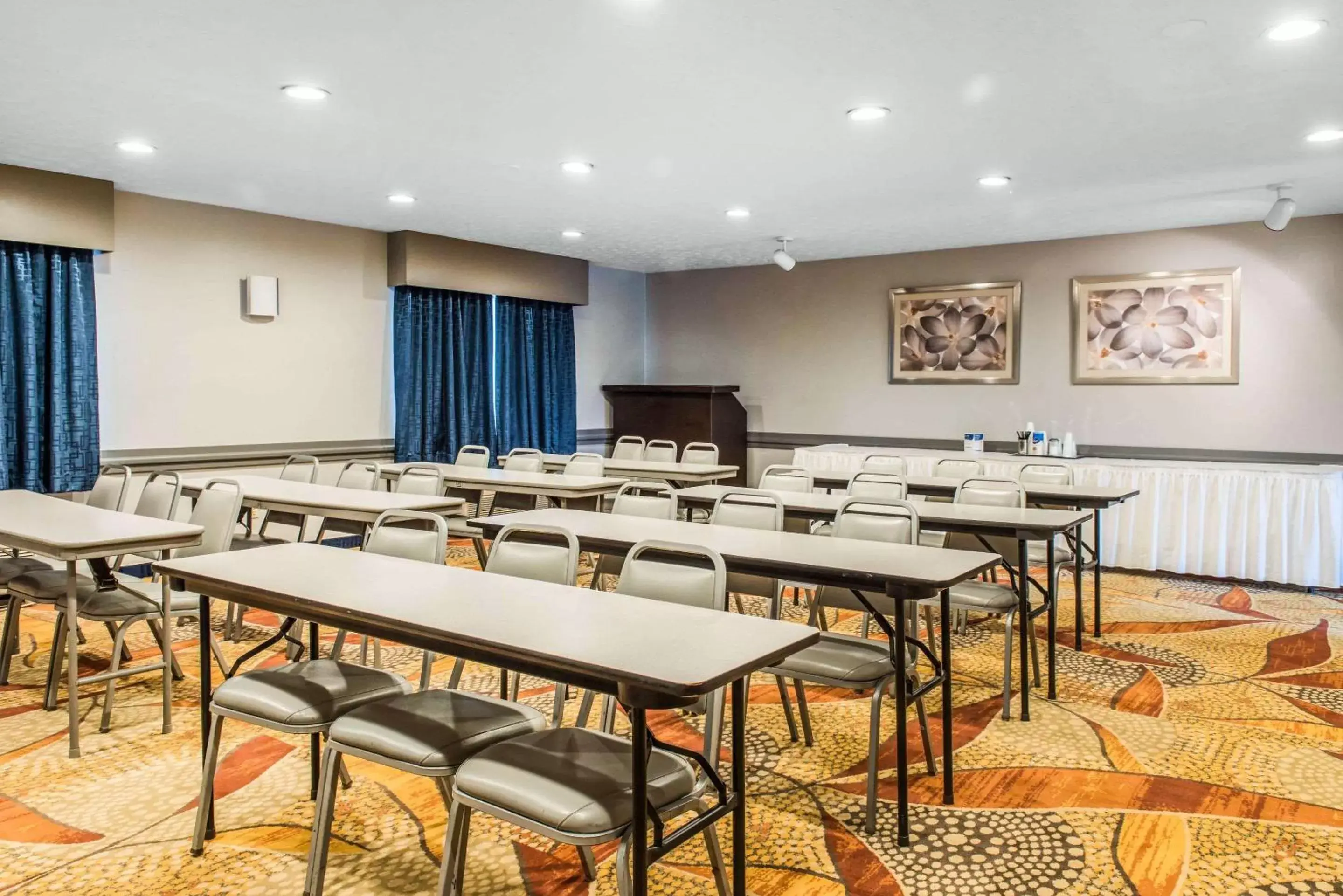 Meeting/conference room in Quality Inn Austintown-Youngstown West