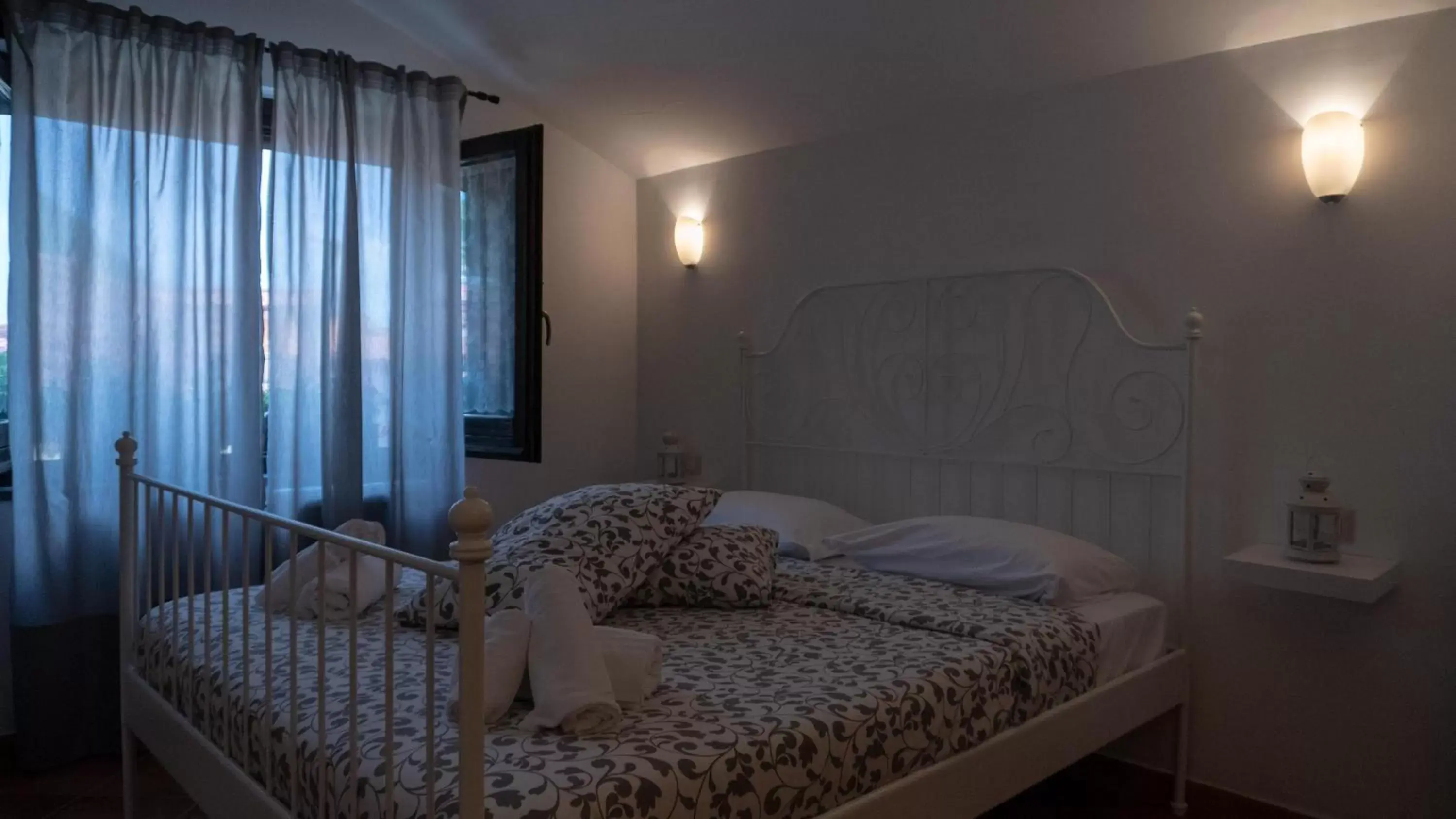 Bedroom, Bed in Guarda Che Luna