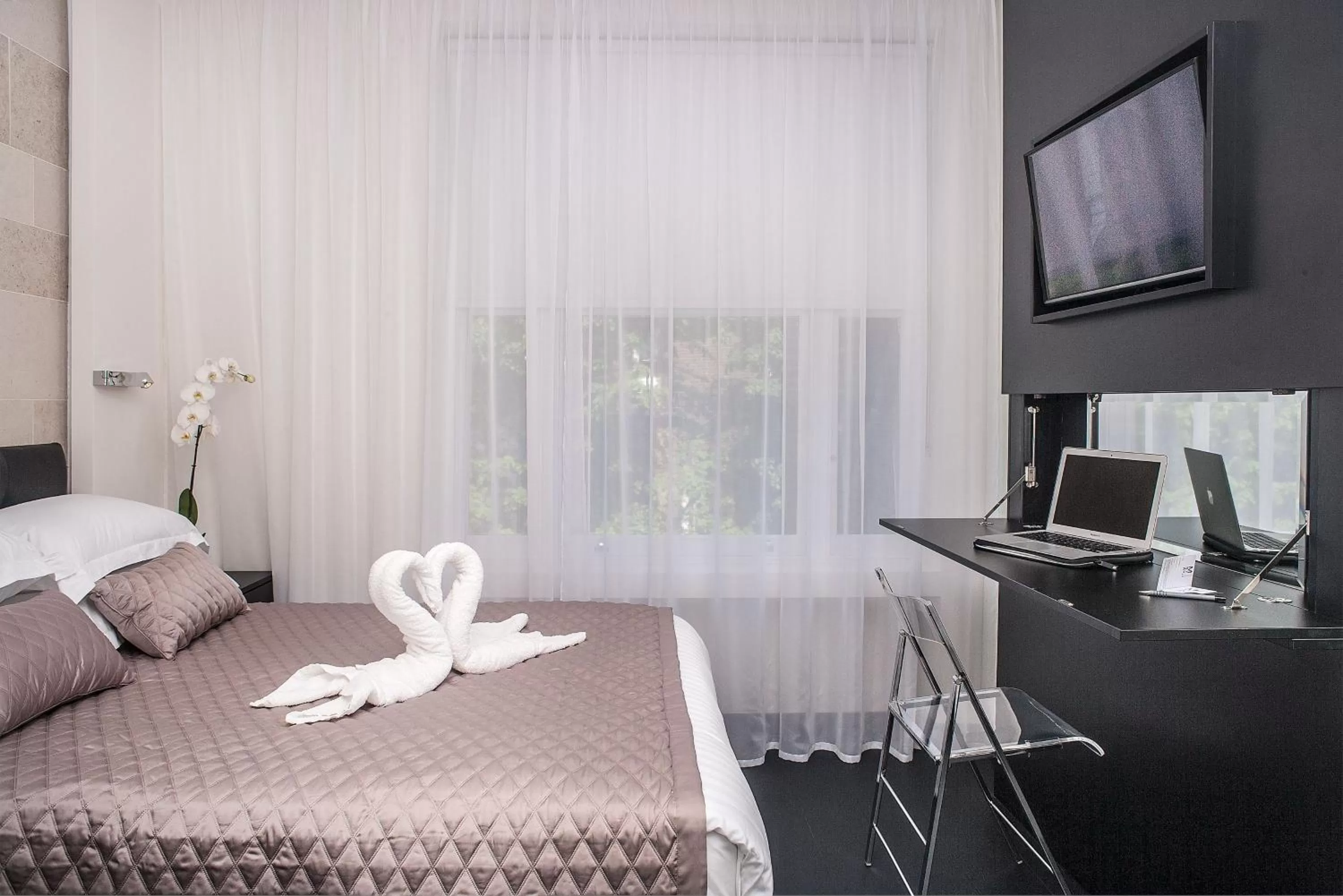 Photo of the whole room, Bed in NOX Golders Green