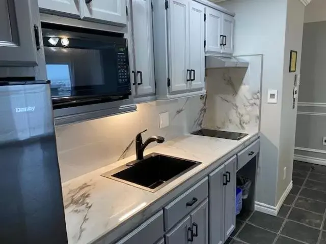 Kitchen/Kitchenette in Dockside Suites