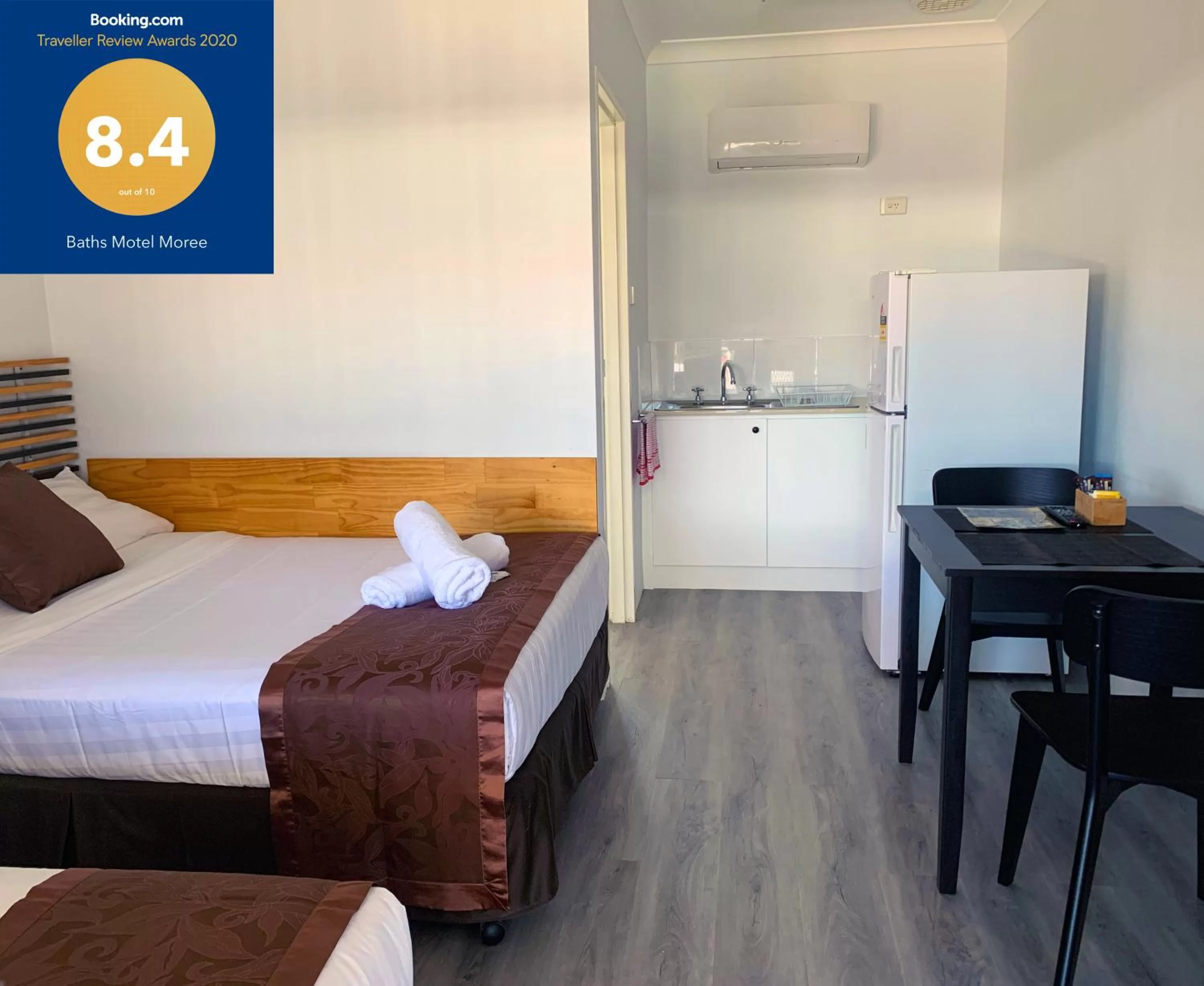 Kitchen or kitchenette, Bed in Baths Motel Moree