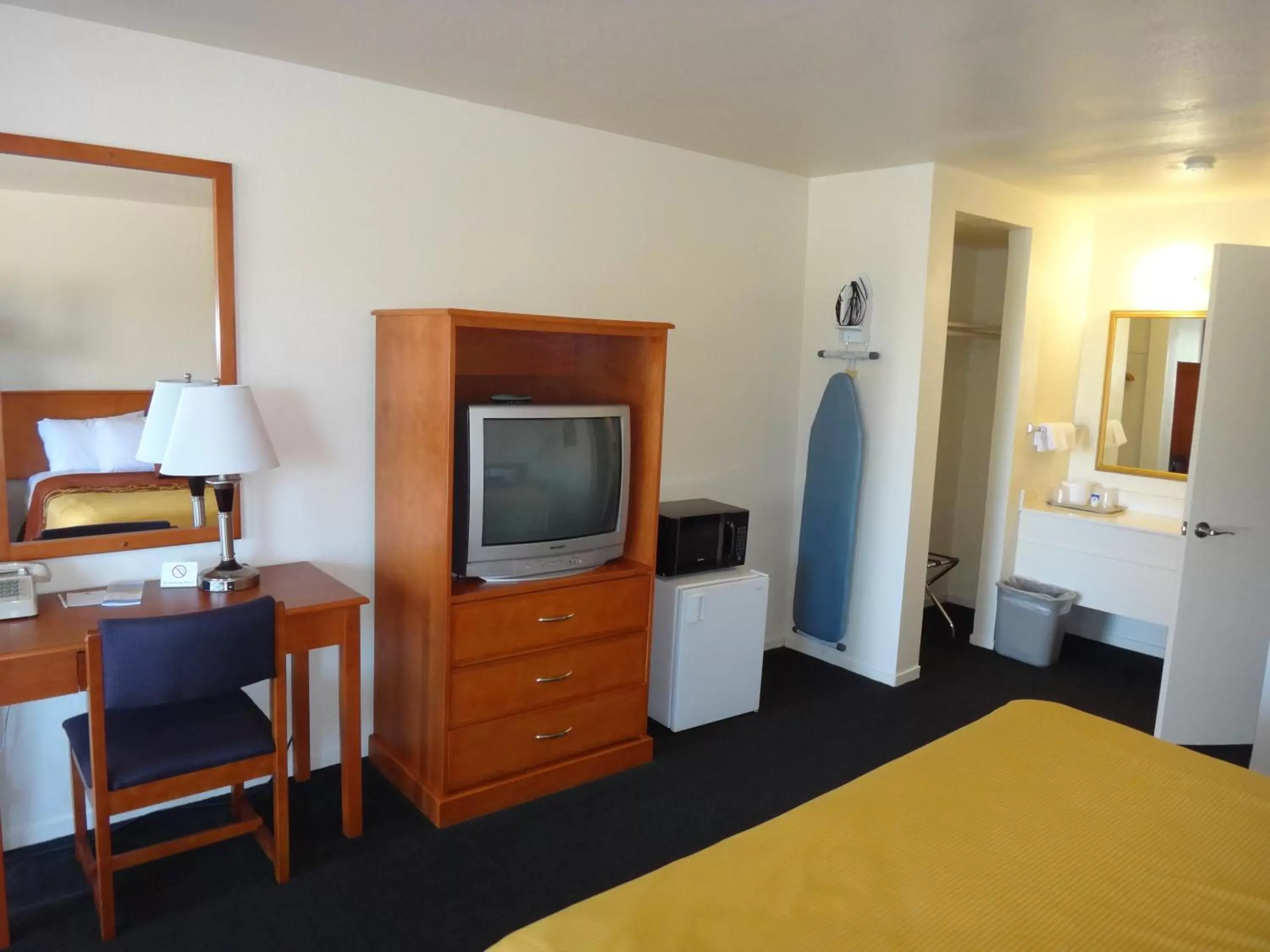 Bedroom, TV/Entertainment Center in Americas Best Value Inn Santa Rosa
