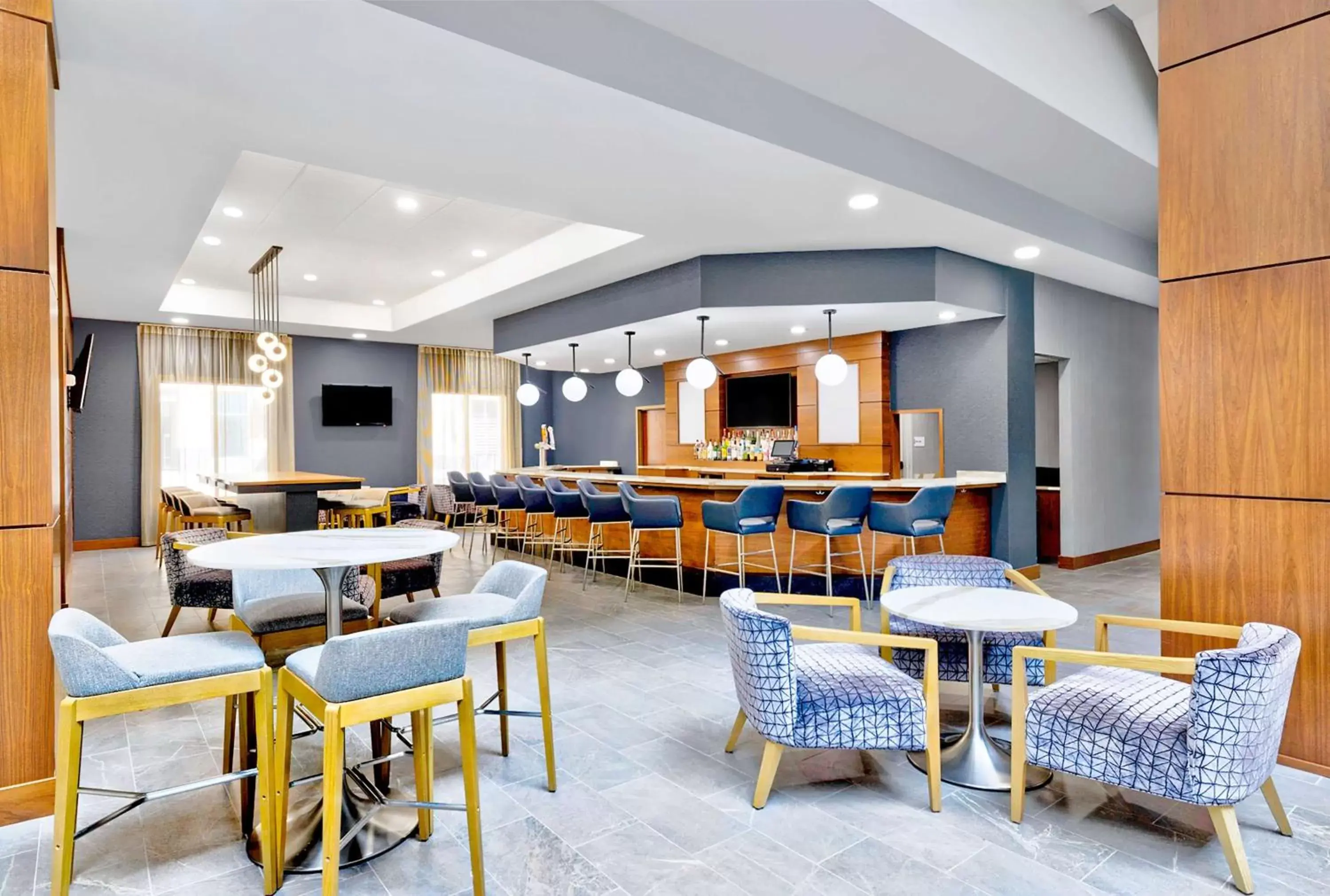 Lounge or bar, Restaurant/Places to Eat in DoubleTree by Hilton Davenport