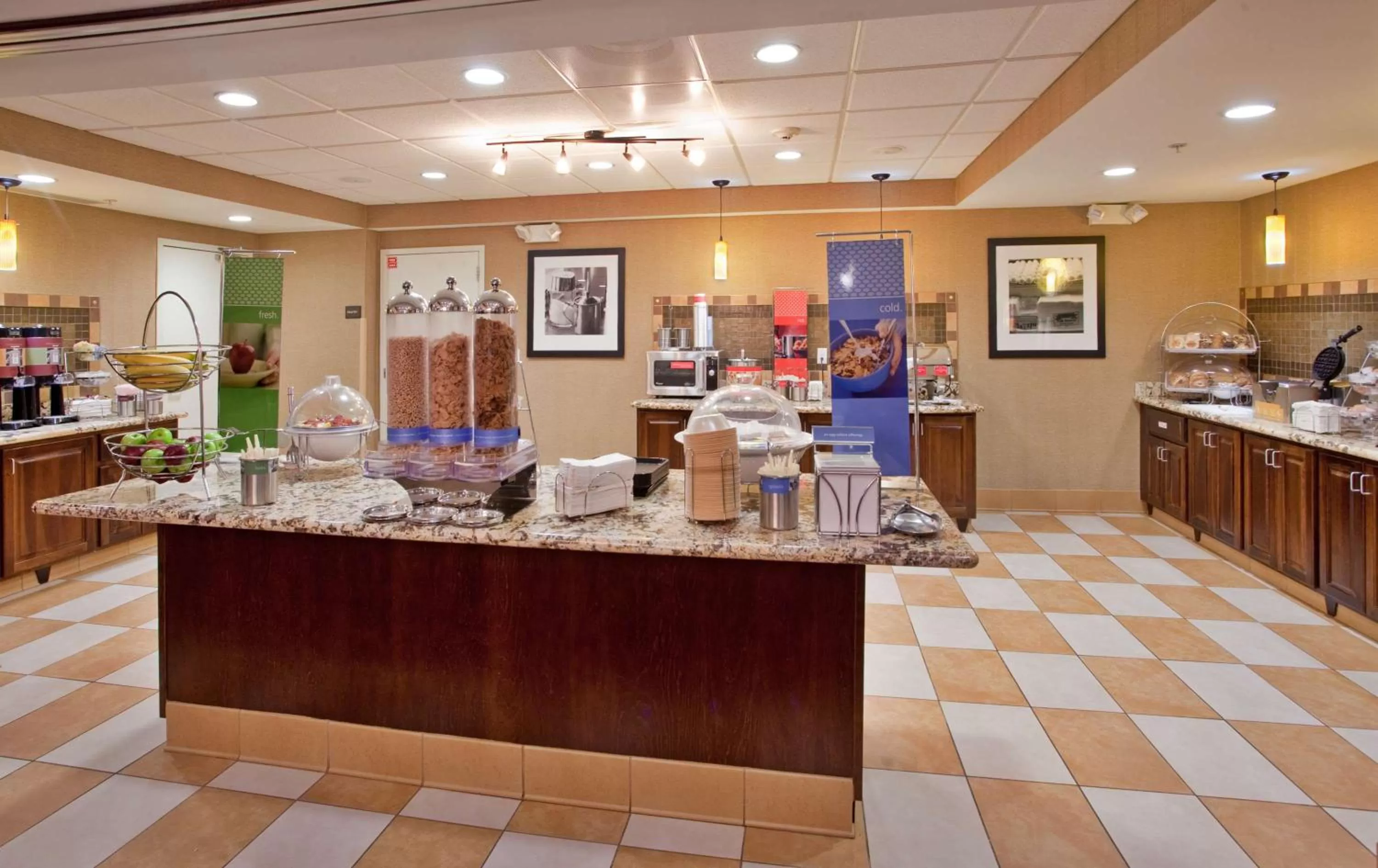 Breakfast in Hampton Inn & Suites Aberdeen