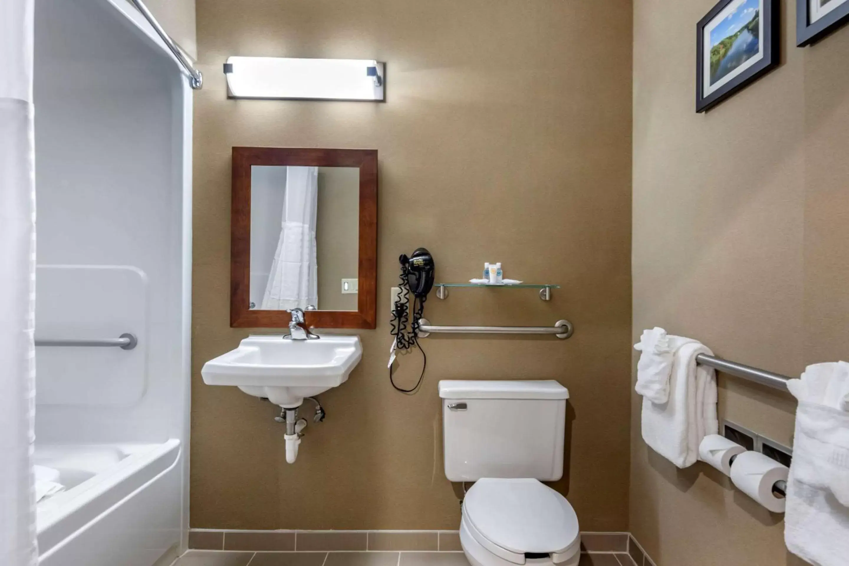 Bathroom in Comfort Inn & Suites Montpelier-Berlin