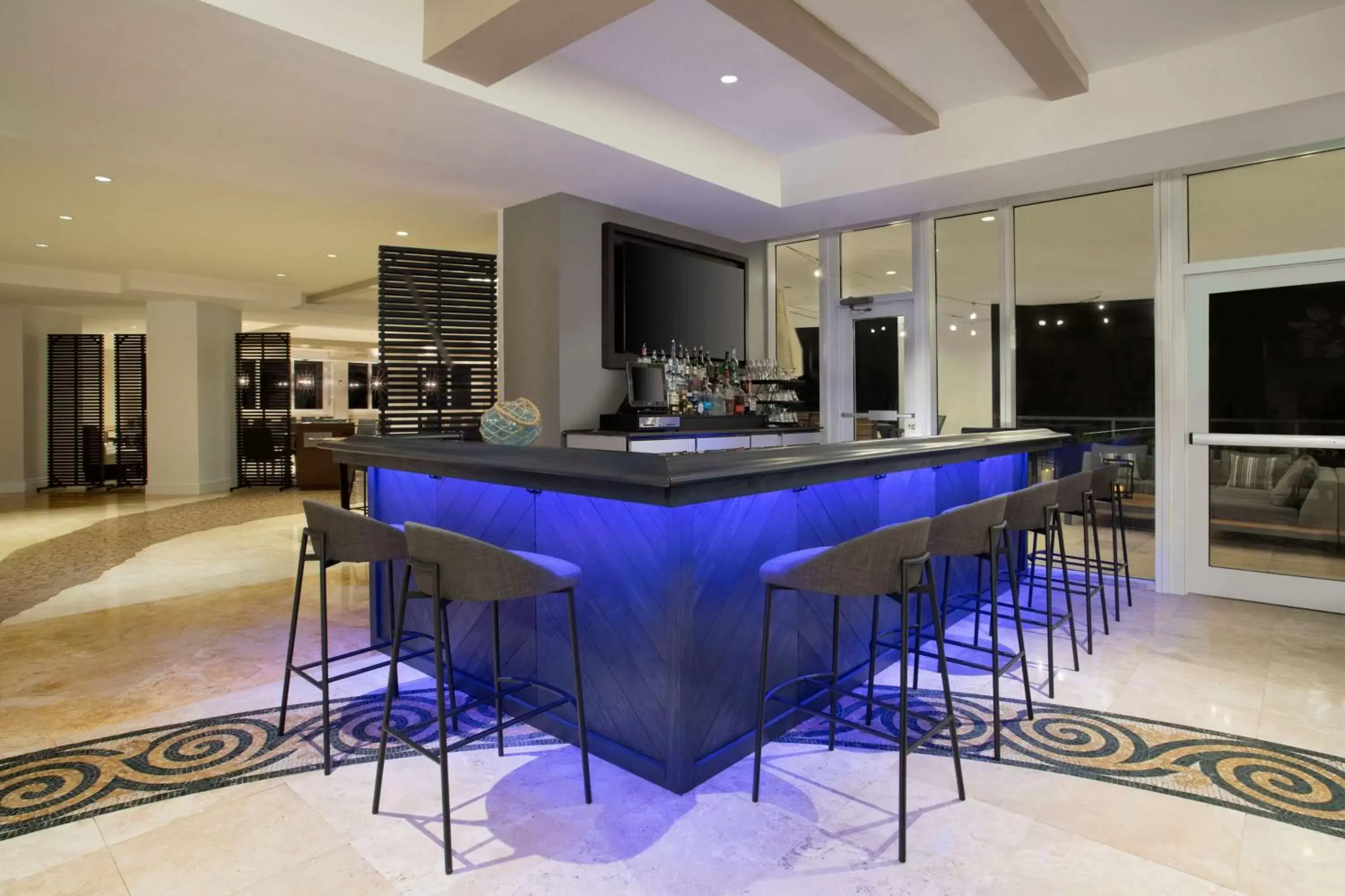 Lounge or bar in DoubleTree by Hilton Ocean Point Resort - North Miami Beach