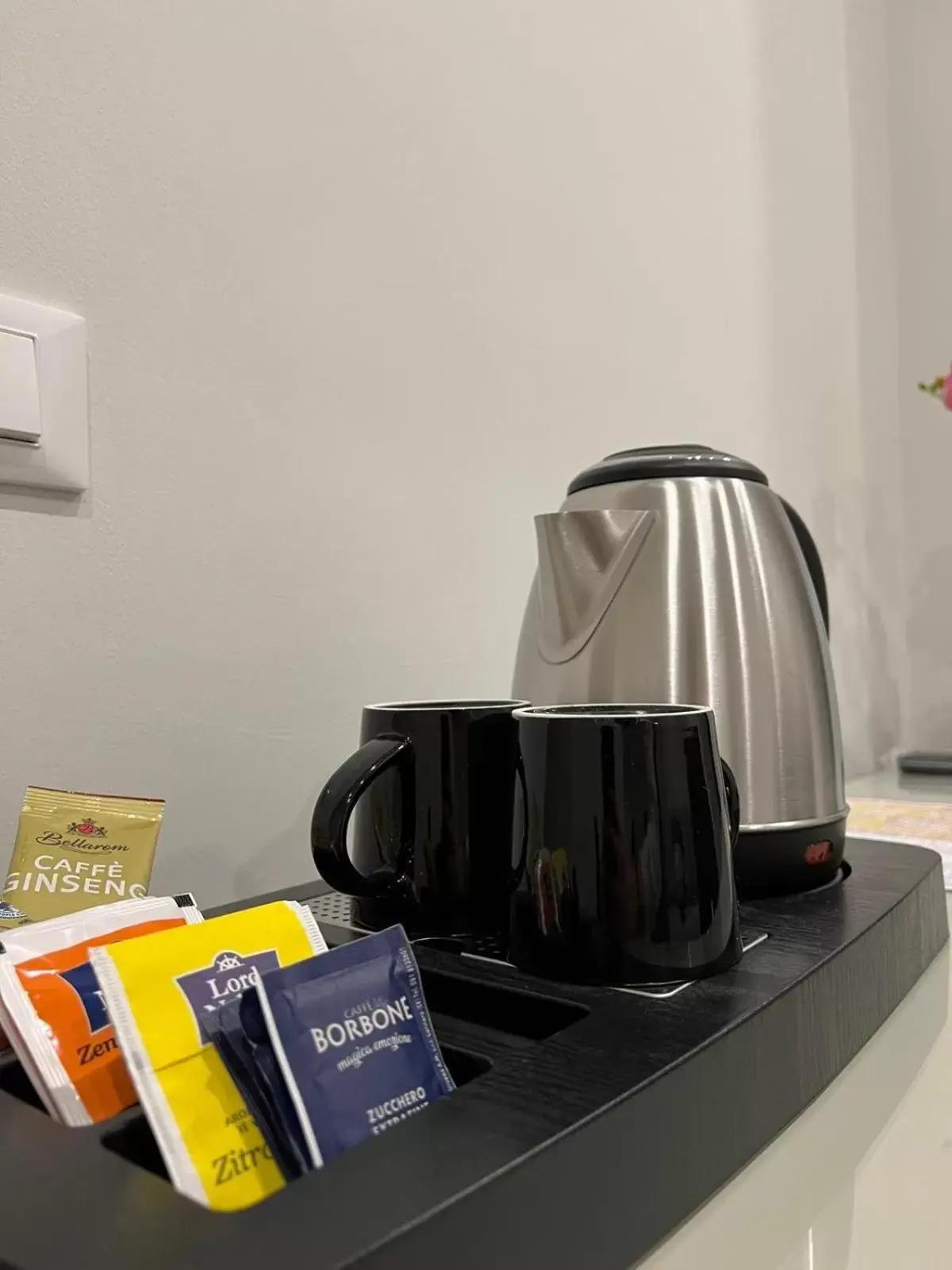 Coffee/tea facilities in Maqueda Suites