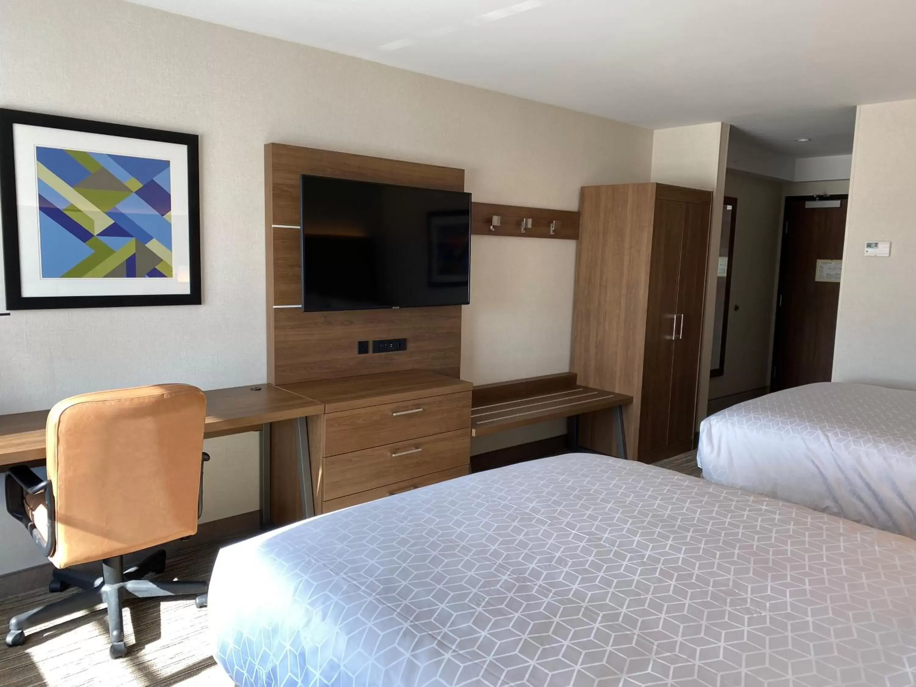 Bed, TV/Entertainment Center in Holiday Inn Express & Suites Chatsworth, an IHG Hotel