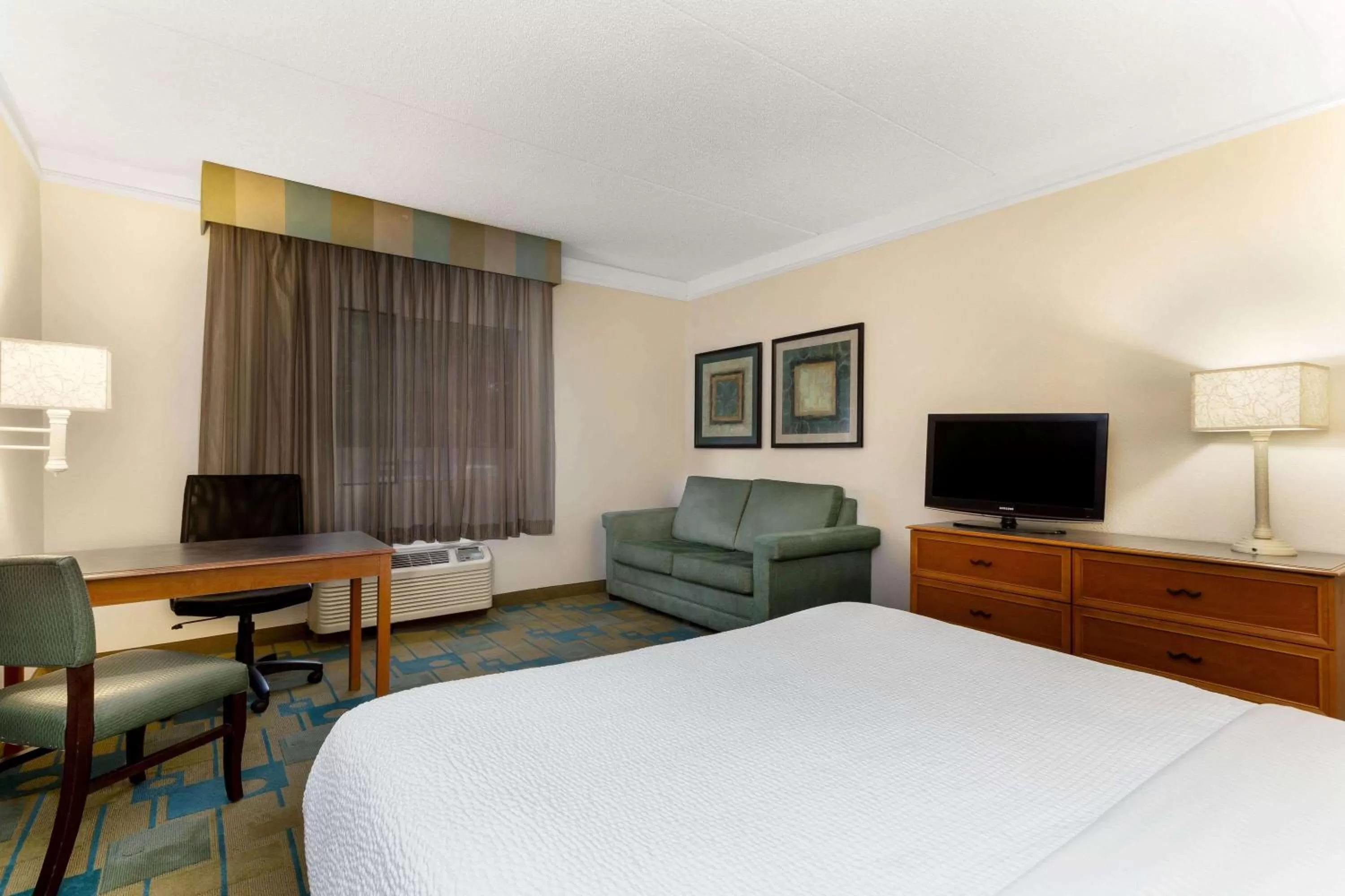 Photo of the whole room, Bed in La Quinta by Wyndham St. Pete-Clearwater Airport