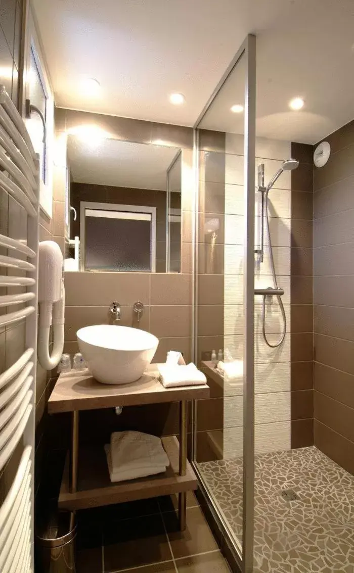 Bathroom in The Originals Boutique, Hôtel Marytel, Montbrison (Inter-Hotel)