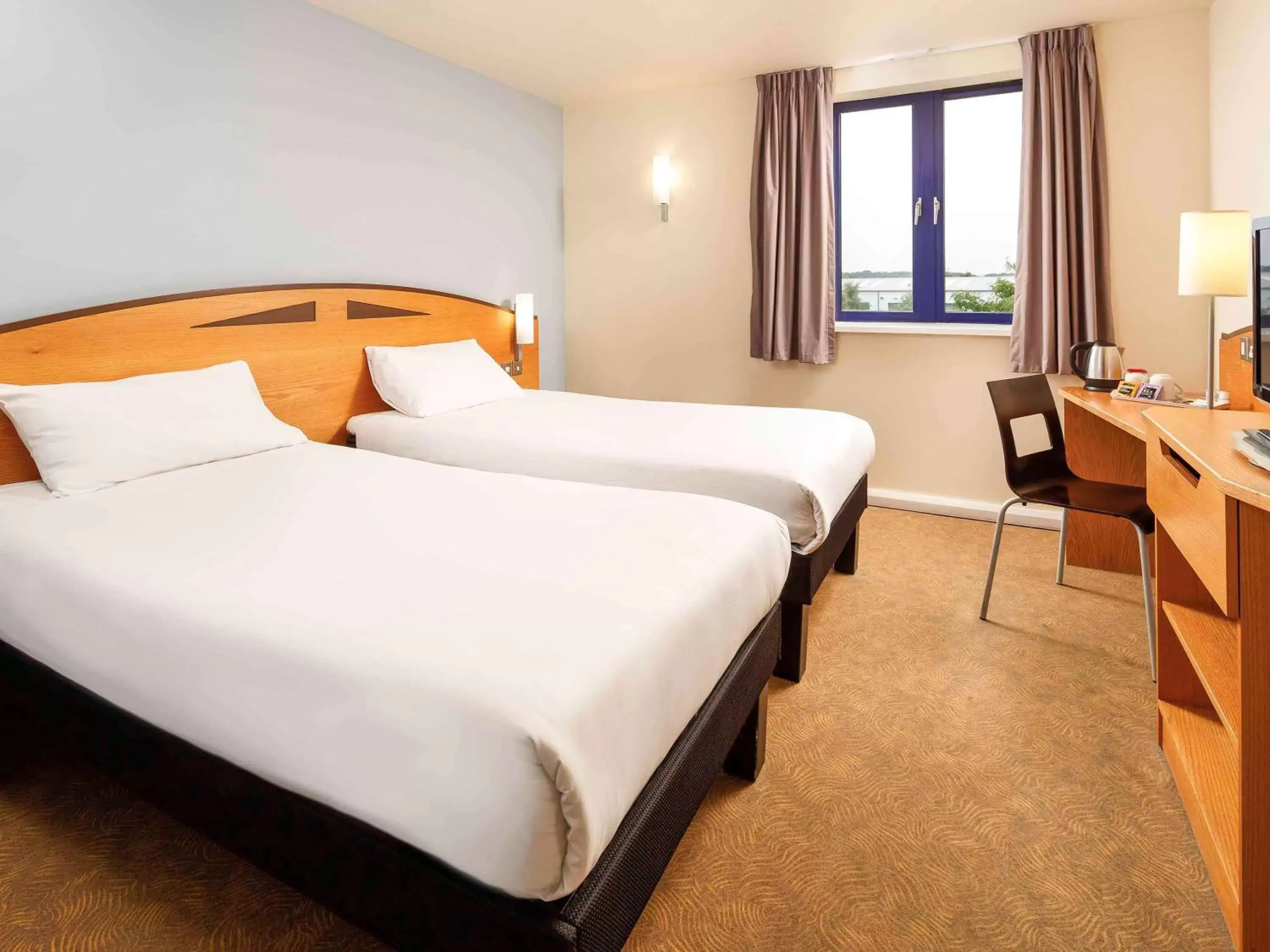 Photo of the whole room, Bed in ibis Lincoln